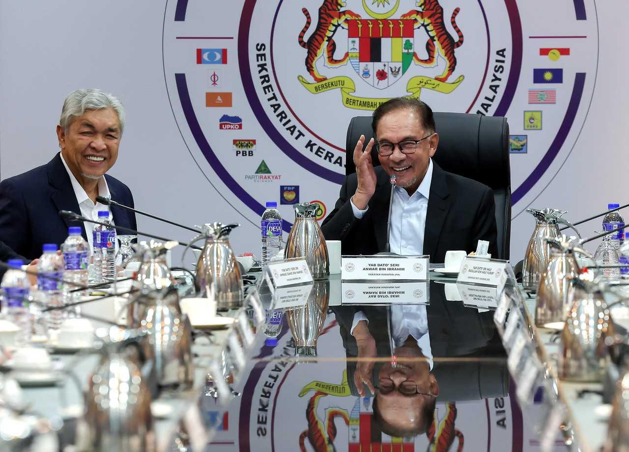 Perdana Menteri Anwar Ibrahim bersama timbalannya Ahmad Zahid Hamidi pada mesyuarat sekretariat di Kuala Lumpur, 7 Februari. Gambar: Bernama