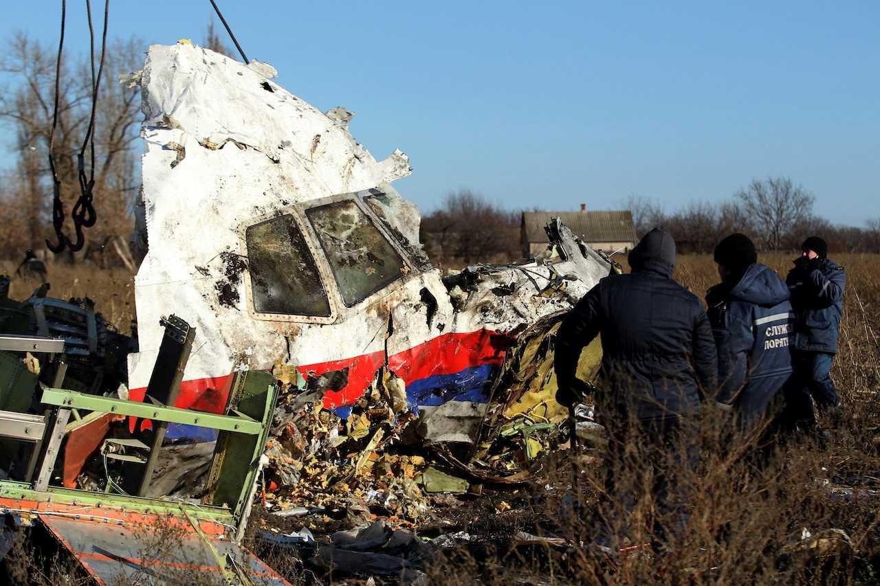 Pekerja mengangkut serpihan pesawat Malaysia Airlines MH17 di lokasi nahas pesawat berhampiran perkampungan Hrabove di wilayah Donetsk, timur Ukraine, 20 November 2014. Gambar: Reuters