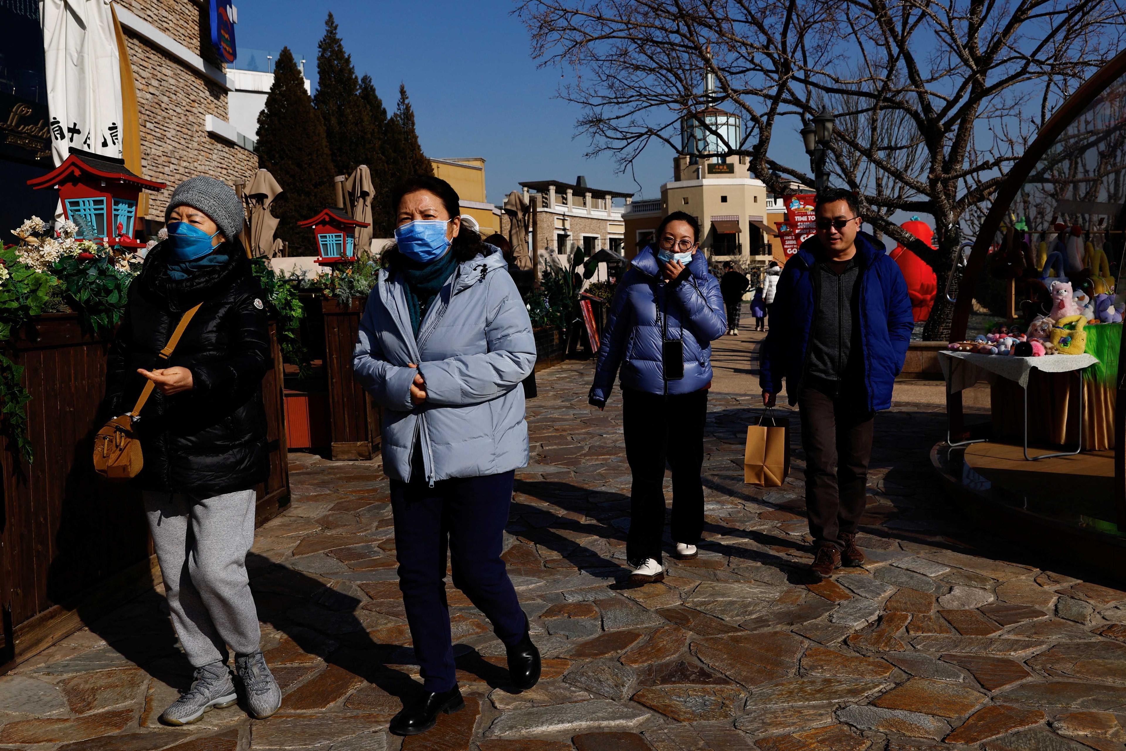 Orang ramai berjalan di sekitar kawasan beli-belah di Beijing, China 3 Februari. Gambar: Reuters