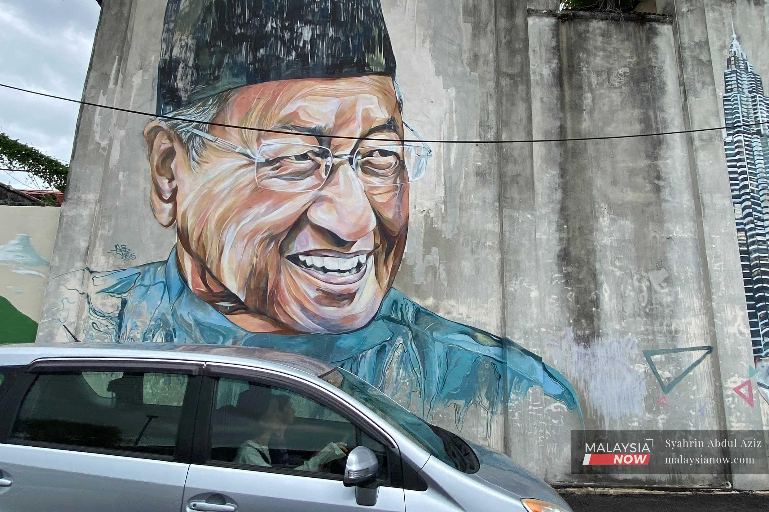 Sebuah kereta sedang melintasi mural Dr Mahathir Mohamad di Alor Star, Kedah.