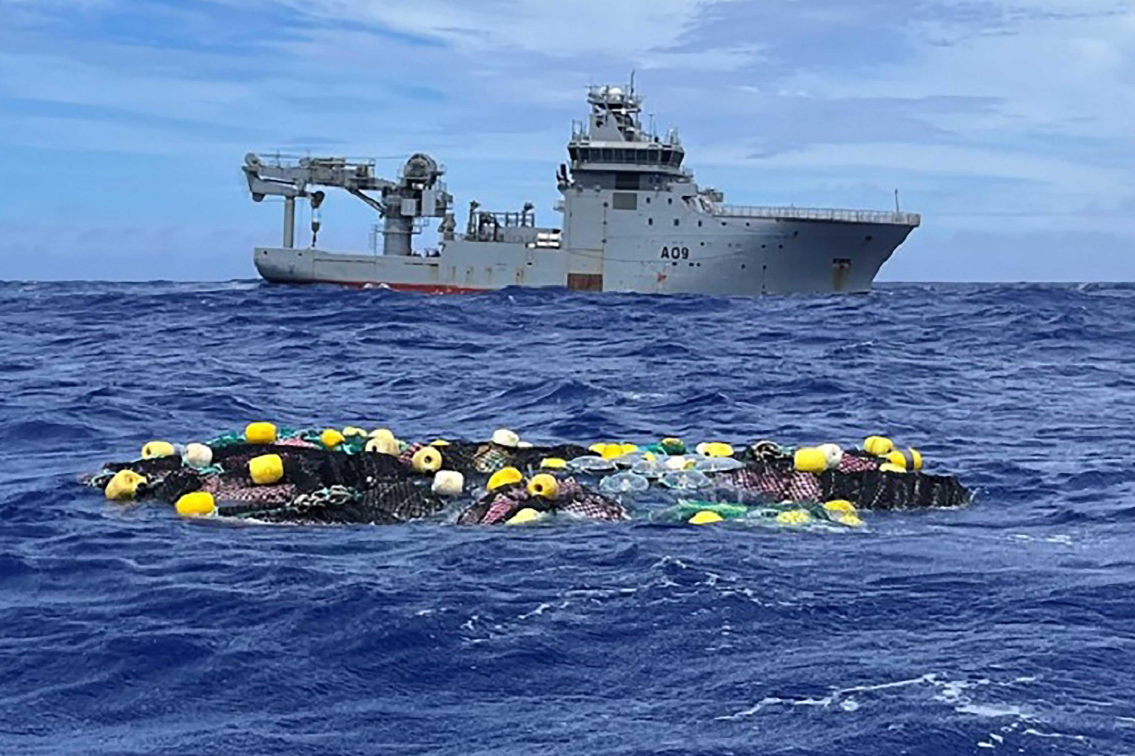 Gambar daripada Pasukan Pertahanan New Zealand pada 8 Februari 2023 menunjukkan kapal Tentera Laut Diraja New Zealand HMNZS Manawanui merampas 3.2 tan kokain yang hanyut di Lautan Pasifik. Gambar: Reuters