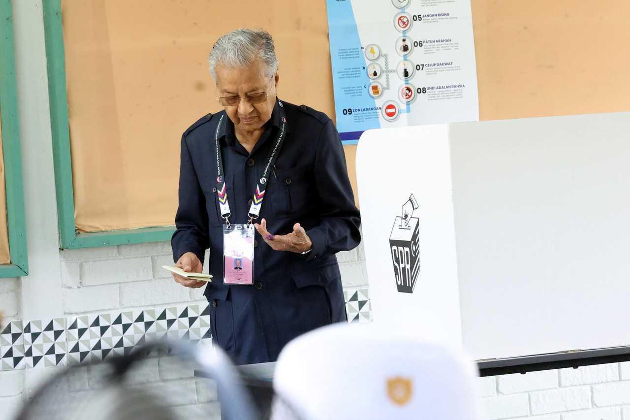 Former prime minister Dr Mahathir Mohamad casts his ballot at a voting centre in Alor Setar at the 15th general election on Nov 19, 2022. Photo: Bernama

