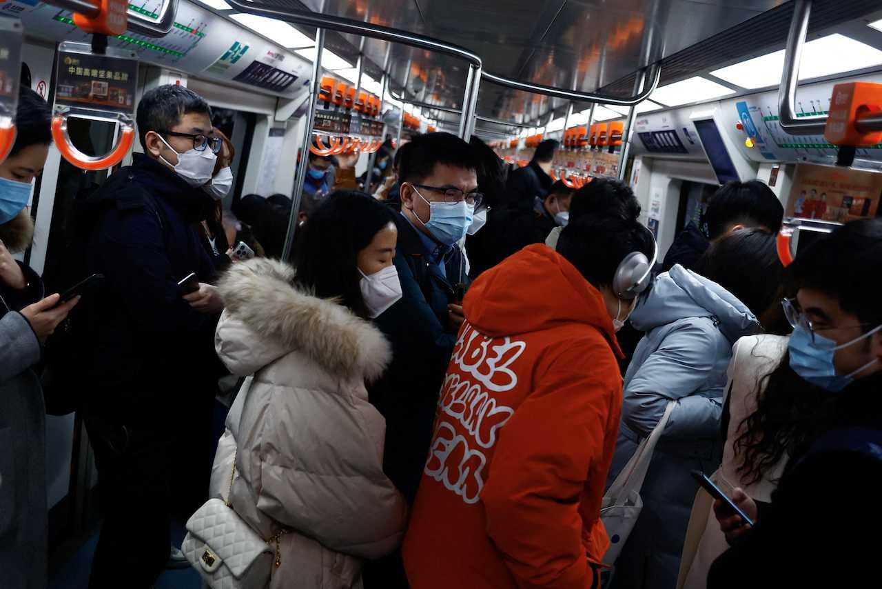 People ride on a subway during the morning rush hour following the Chinese New Year holiday, in Beijing, China, Jan 30. Photo: Reuters