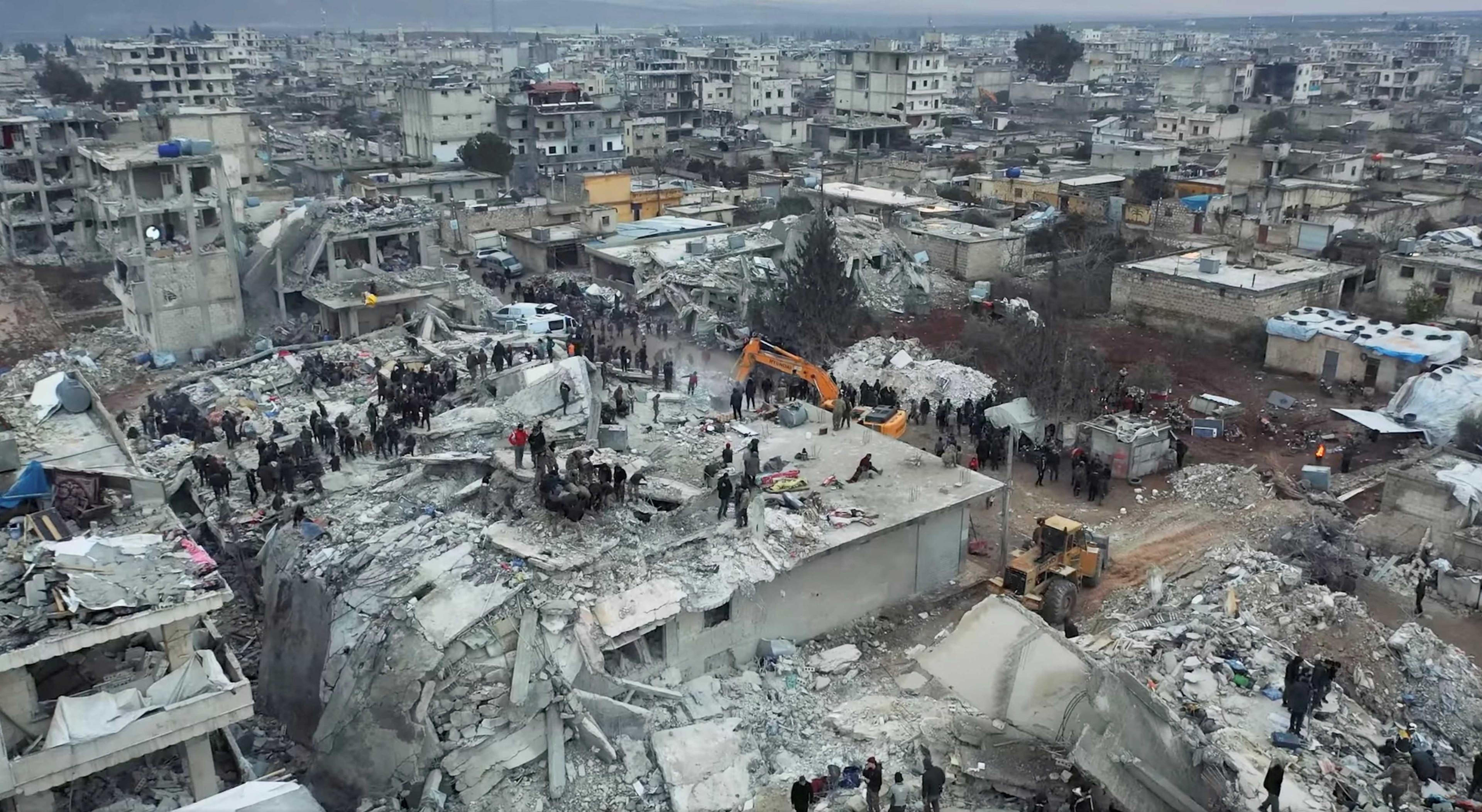 Pandangan udara menunjukkan operasi mencari dan menyelamat sedang giat dijalankan bagi mengesan mangsa yang tertimbus di bawah runtuhan bangunan akibat gempa bumi di Aleppo, Syria, 7 Februari. Gambar: Reuters