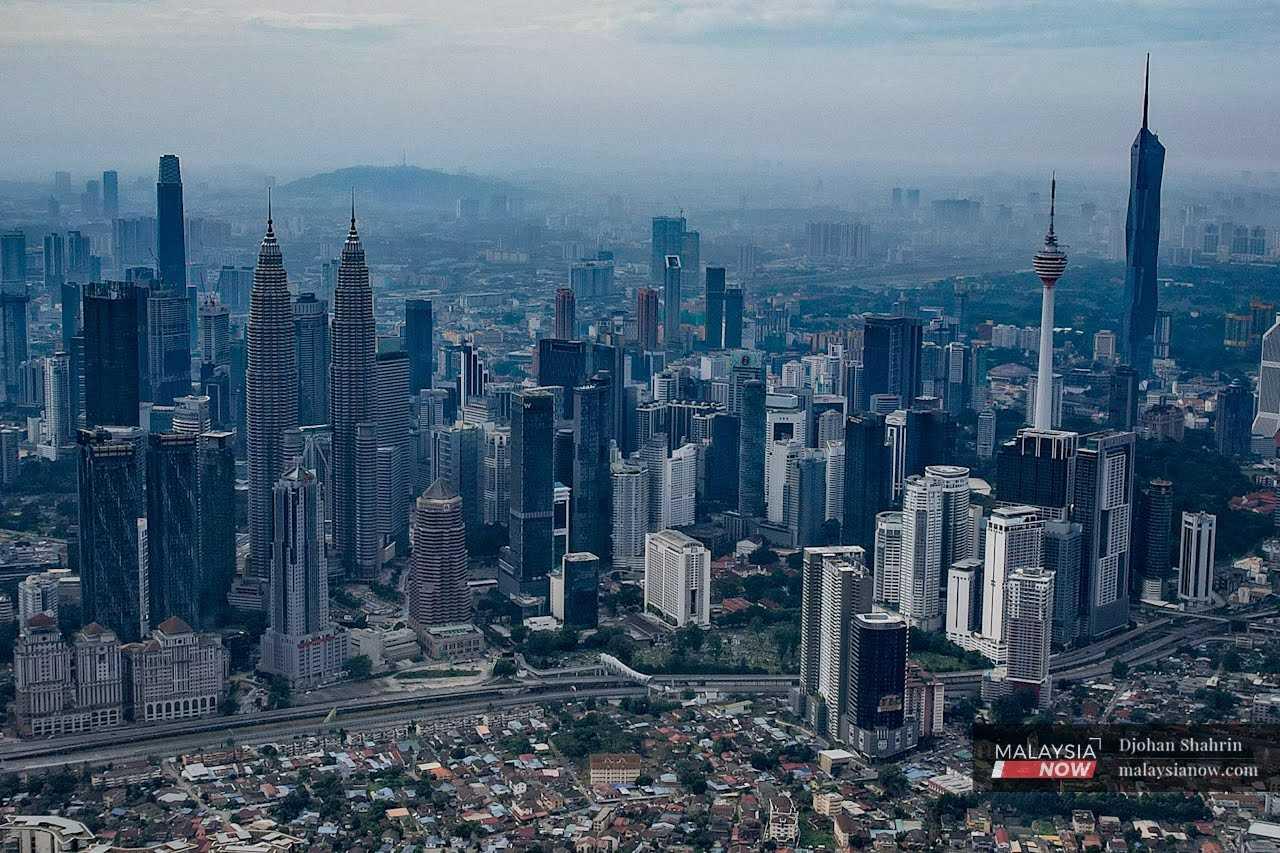 Pemandangan ibu kota Kuala Lumpur dengan empat menara pencakar langit yang menjadi kebanggaan negara, 2 Januari.