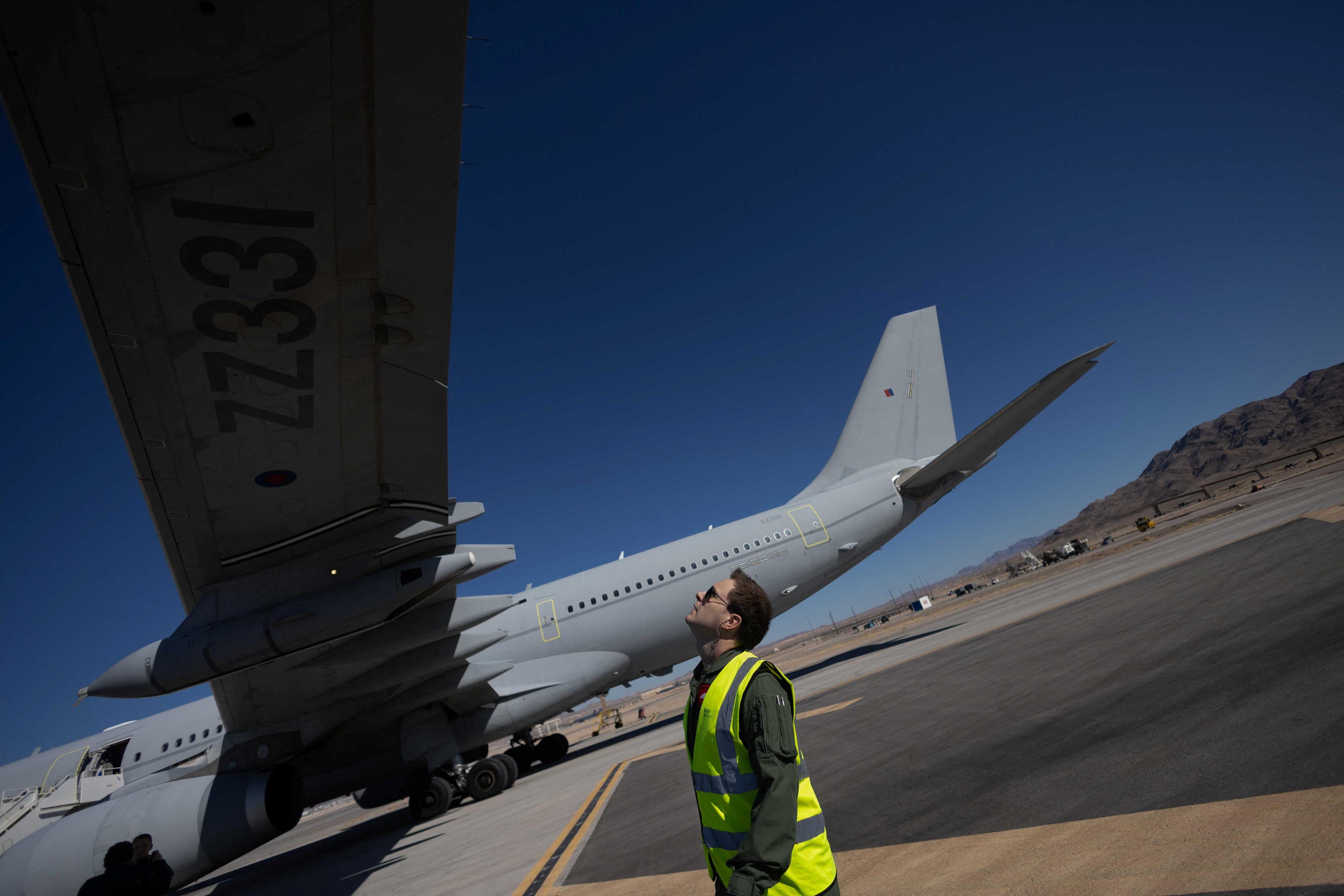 Seorang kru pesawat Voyager KC-30 melakukan pemeriksaan rutin semasa latihan ketenteraan Red Flag antara Amerika Syarikat, Britain dan Australia, di Las Vegas, Nevada, 8 Februari 2023. Gambar: Reuters