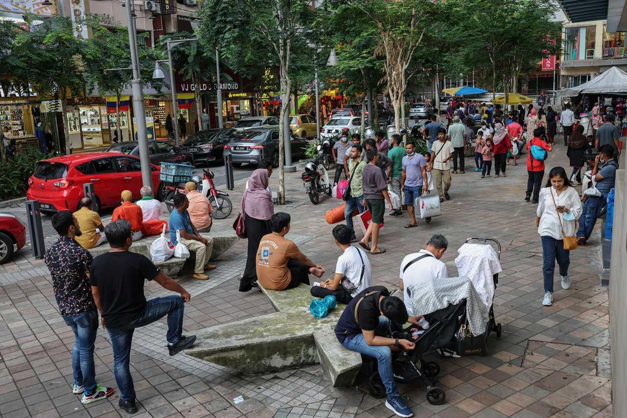 Orang ramai kelihatan meluangkan masa bersiar-siar pada hari cuti umum sempena perayaan Thaipusam di sekitar Jalan Masjid India, 5 Februari. Gambar: Bernama