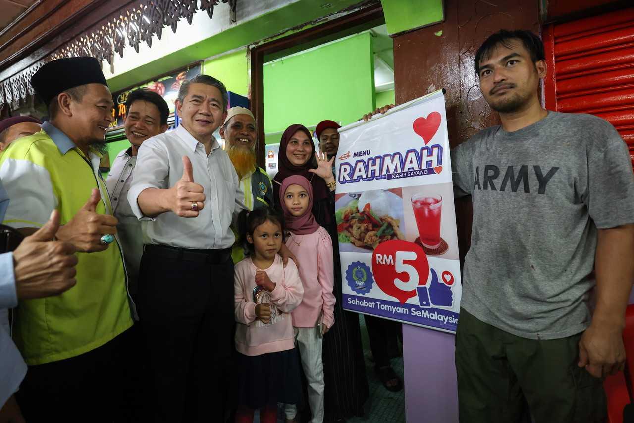 Menteri Perdagangan Dalam Negeri dan Kos Sara Hidup Salahuddin Ayub (dua, kiri) bersama Persatuan Pengusaha Restoran Tom Yam Malaysia (PERTOM) merasmikan Menu Rahmah di sekitar Medan Selera Lembah Keramat AU5, 8 Februari. Gambar: Bernama