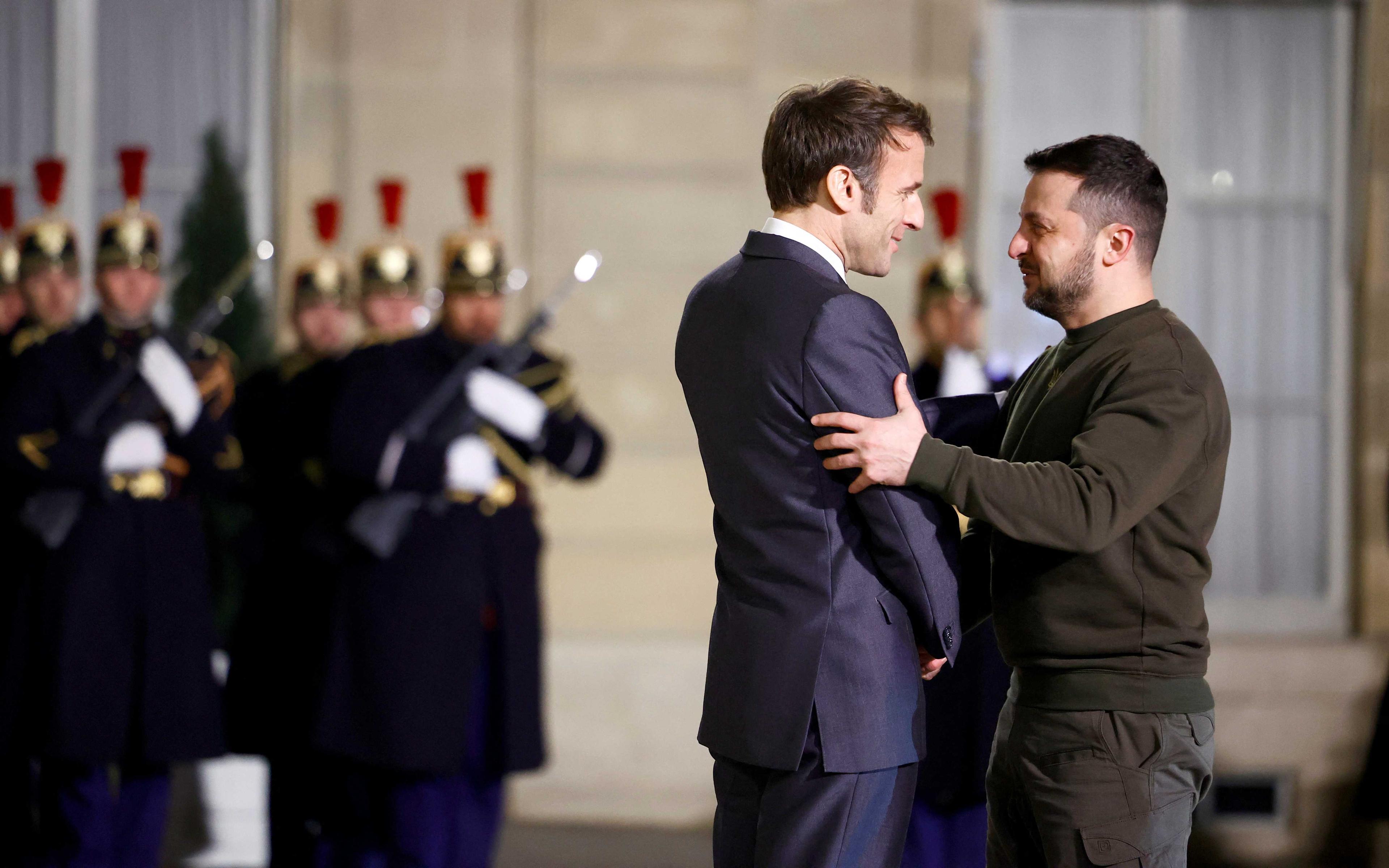 Presiden Perancis Emmanuel Macron mengalu-alukan kedatangan Presiden Ukraine Volodymyr Zelensky (kanan) di Elysee, Paris, 8 Februari. Gambar Reuters