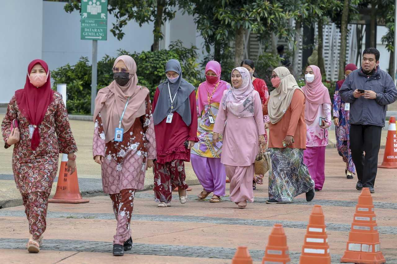 Civil servants out on their lunch break at Presint 4, Putrajaya, in this Nov 24, 2022 file picture. Photo: Bernama