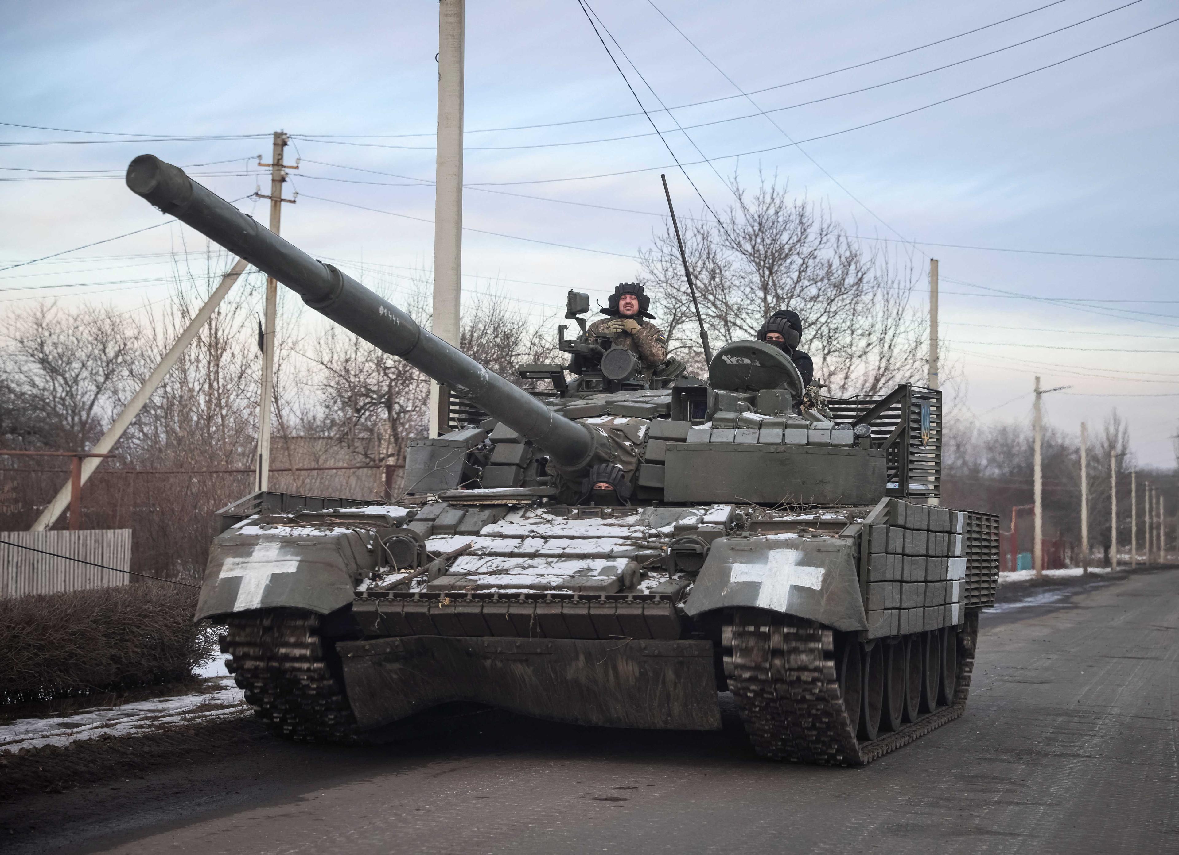 Ukrainian service members ride a tank, as Russia's attack on Ukraine continues, near the frontline town of Bakhmut, Donetsk region, Ukraine Feb 9. Photo: Reuters