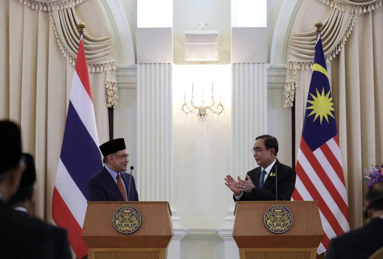 Prime Minister Anwar Ibrahim holds a joint press conference with Thai Prime Minister Prayuth Chan-ocha in Bangkok, Thailand, Feb 9. Photo: Bernama