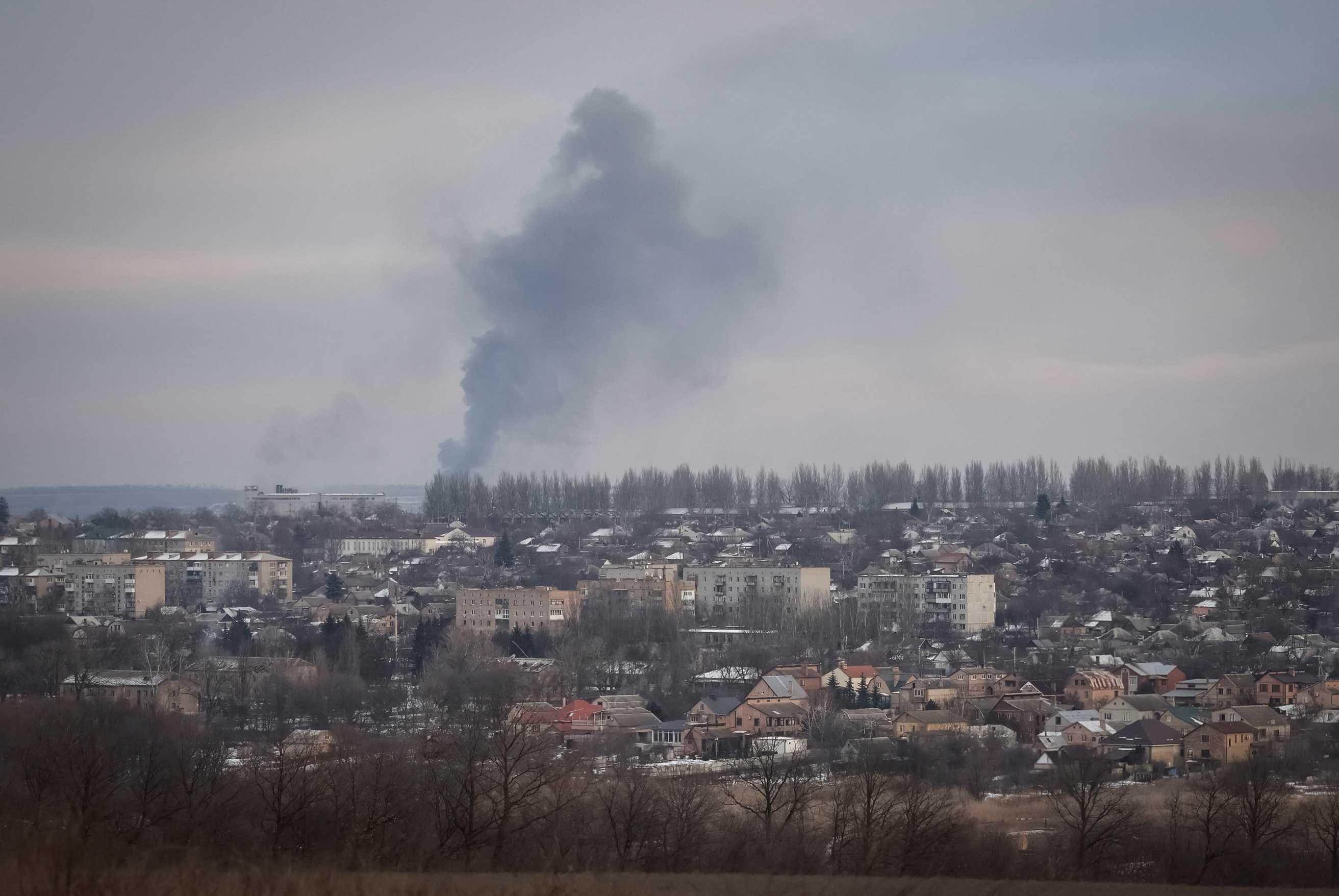 Kepulan asap akibat tembakan kelihatan di tengah-tengah serangan Rusia ke atas Ukraine, di bandar Bakhmut di wilayah Donetsk, Ukraine, 9 Februari. Gambar: Reuters