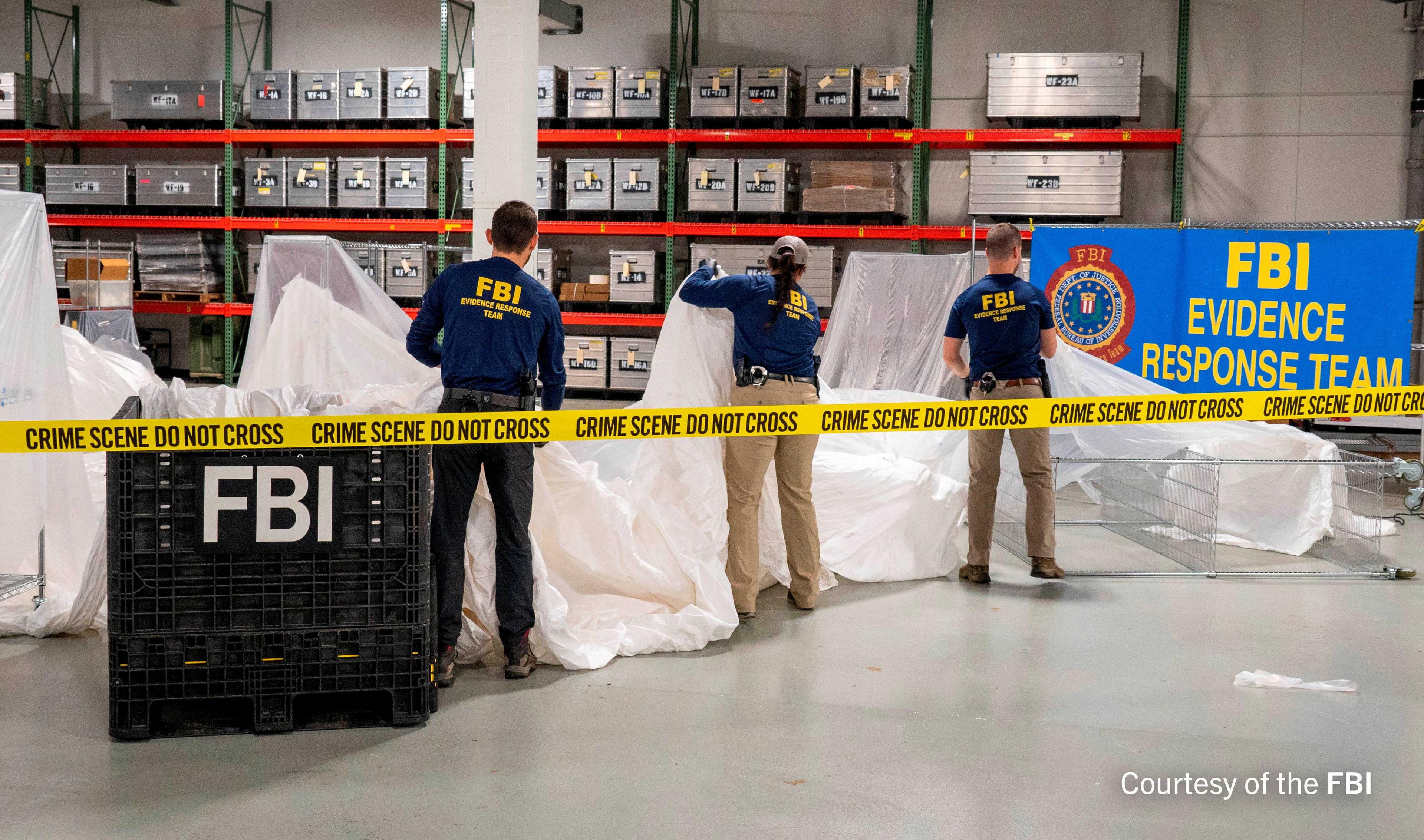 Gambar tidak bertarikh di lokasi rahsia menunjukkan agen khas FBI bertugas menyiasat belon China yang ditembak jatuh oleh jet tentera Amerika Syarikat di pantai Carolina Selatan, dalam imej dikeluarkan oleh FBI pada 9 Februari. Gambar: Reuters