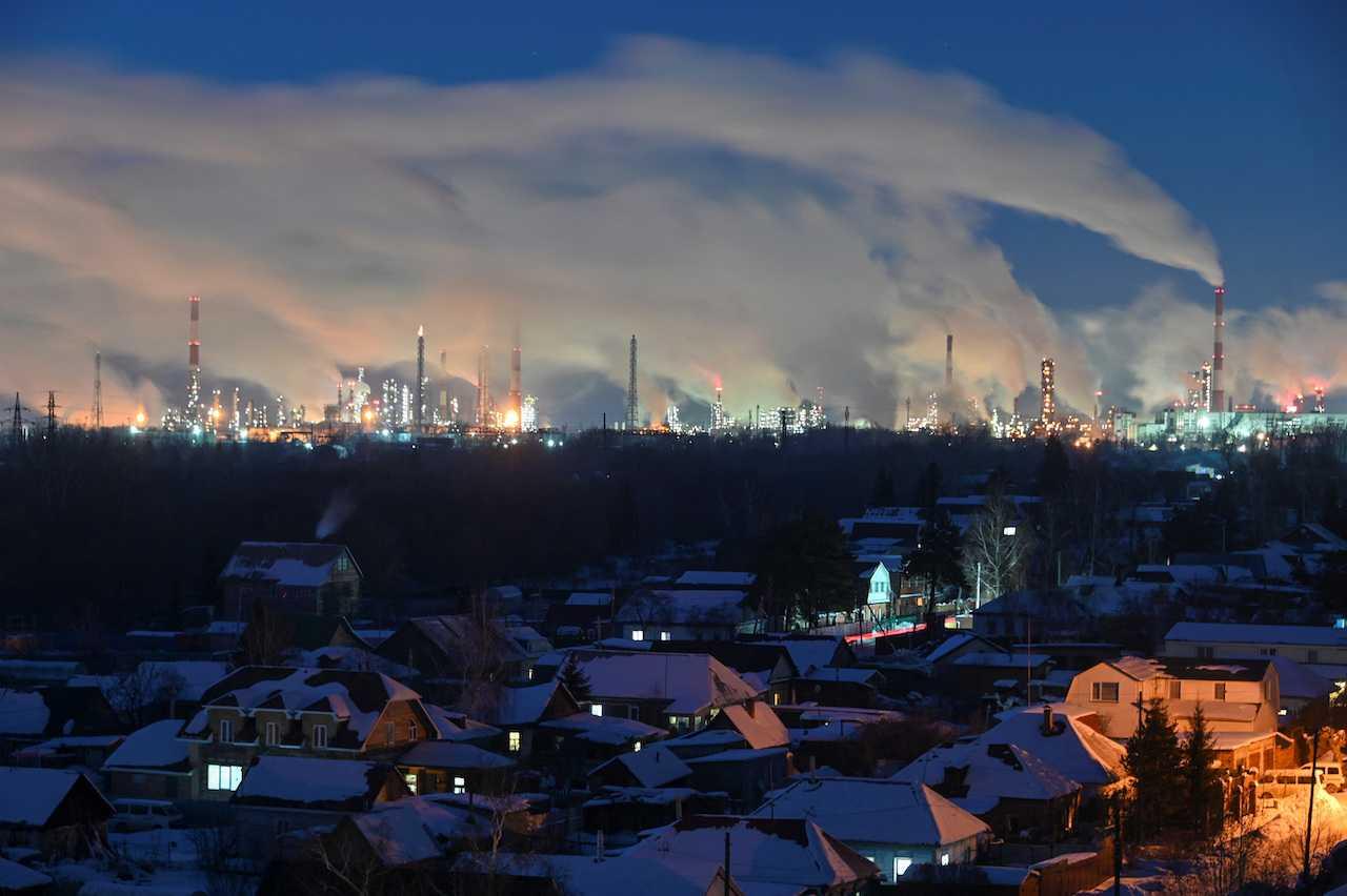 Flue gas and steam rise out of chimneys and smokestacks of an oil refinery during sunset on a frosty day in the Siberian city of Omsk, Russia, Feb 8. Photo: Reuters