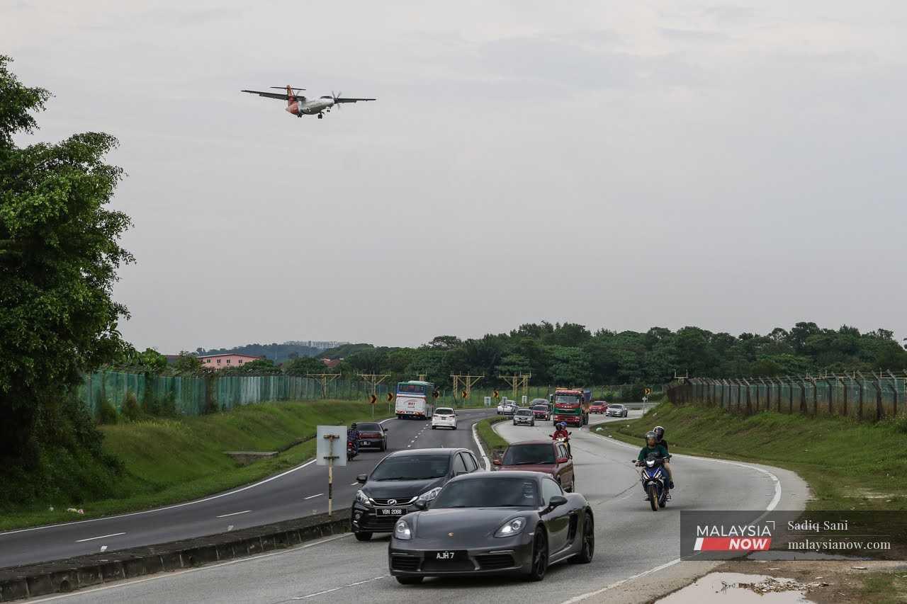 Sebuah kapal terbang melintasi ruang udara di Kampung Melayu Subang berhampiran Lapangan Terbang Sultan Abdul Aziz Shah, 10 Februari.