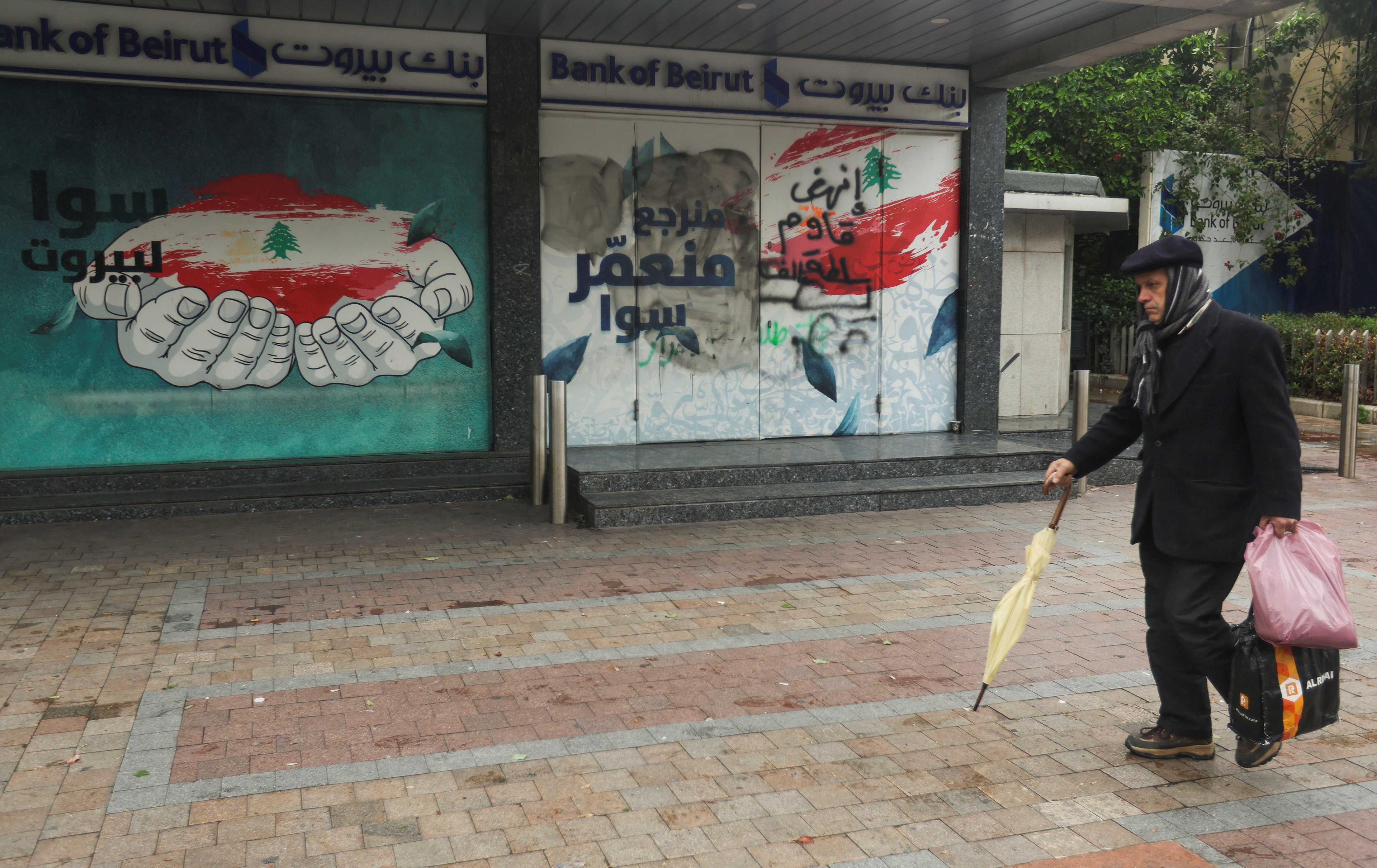 Seorang lelaki berjalan melepasi Bank of Beirut yang ditutup di Sidon, Lubnan, 7 Februari. Gambar: Reuters