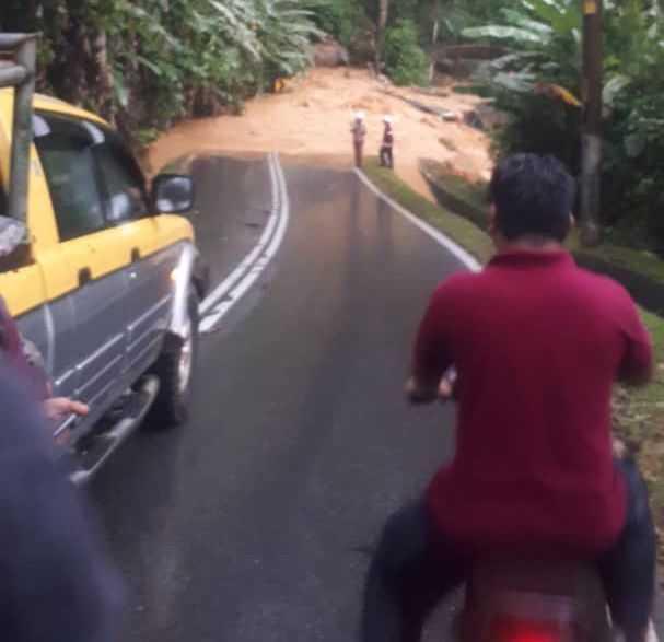 Drivers pause before a flooded section of the road from Genting Sempah to Bukit Tinggi following heavy rain, Feb 12.