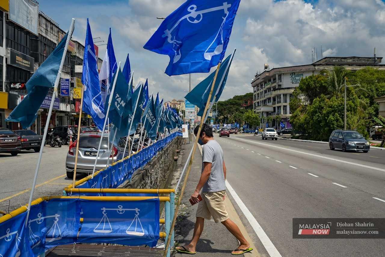 Barisan Nasional and Perikatan Nasional flags seen in Taman Muda, Ampang, ahead of the 15th general election, on Nov 9, 2022.