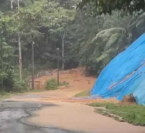 Banjir lumpur menjejaskan sebahagian kawasan penempatan di Bukit Tinggi dan Janda Baik.