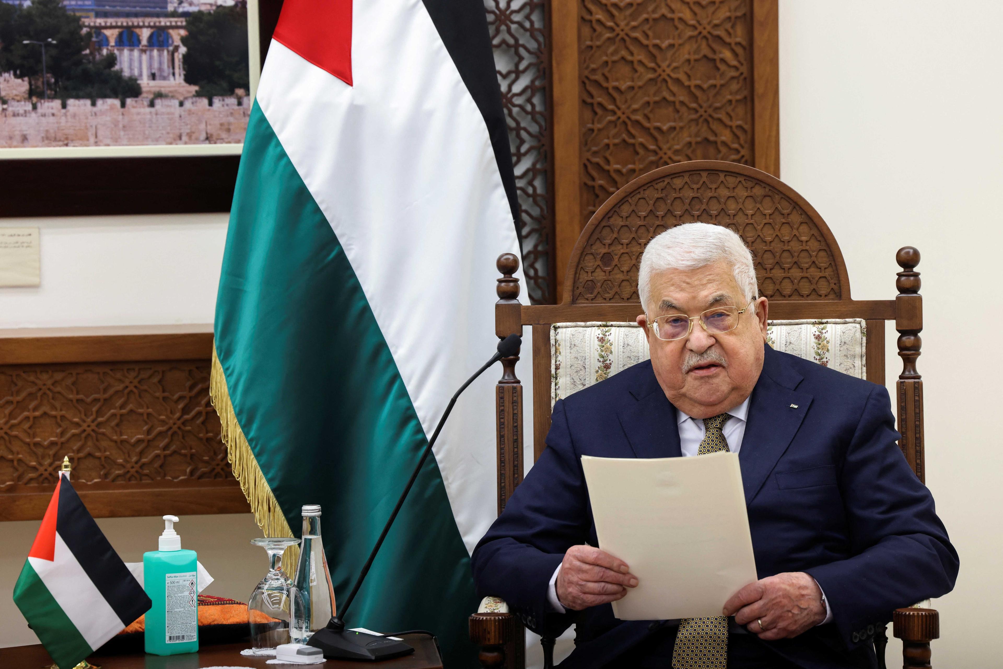 Presiden Palestin Mahmoud Abbas membaca kenyataan ketika mesyuarat bersama Setiausaha Negara AS, Antony Blinken di Ramallah, 31 Januari. Gambar: Reuters