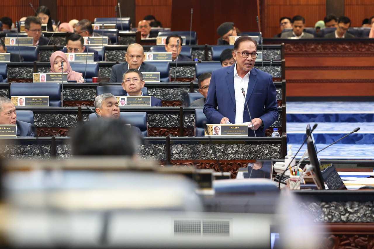 Perdana Menteri Anwar Ibrahim dalam Sesi Soal Jawab Perdana Menteri pada Mesyuarat Pertama Penggal Kedua Parlimen Ke-15 di Dewan Rakyat, Kuala Lumpur, 14 Februari. Gambar: Bernama
