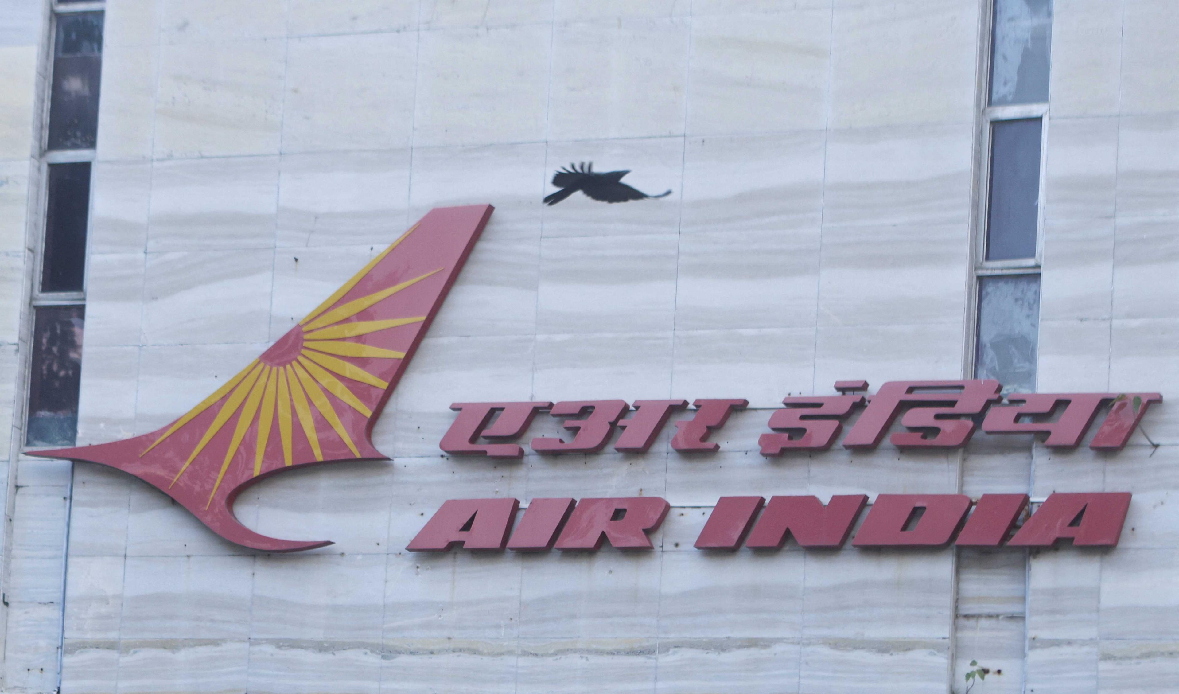 Logo syarikat penerbangan Air India di ibu pejabat korporatnya di Mumbai, India, 19 Oktober 2021. Gambar: Reuters