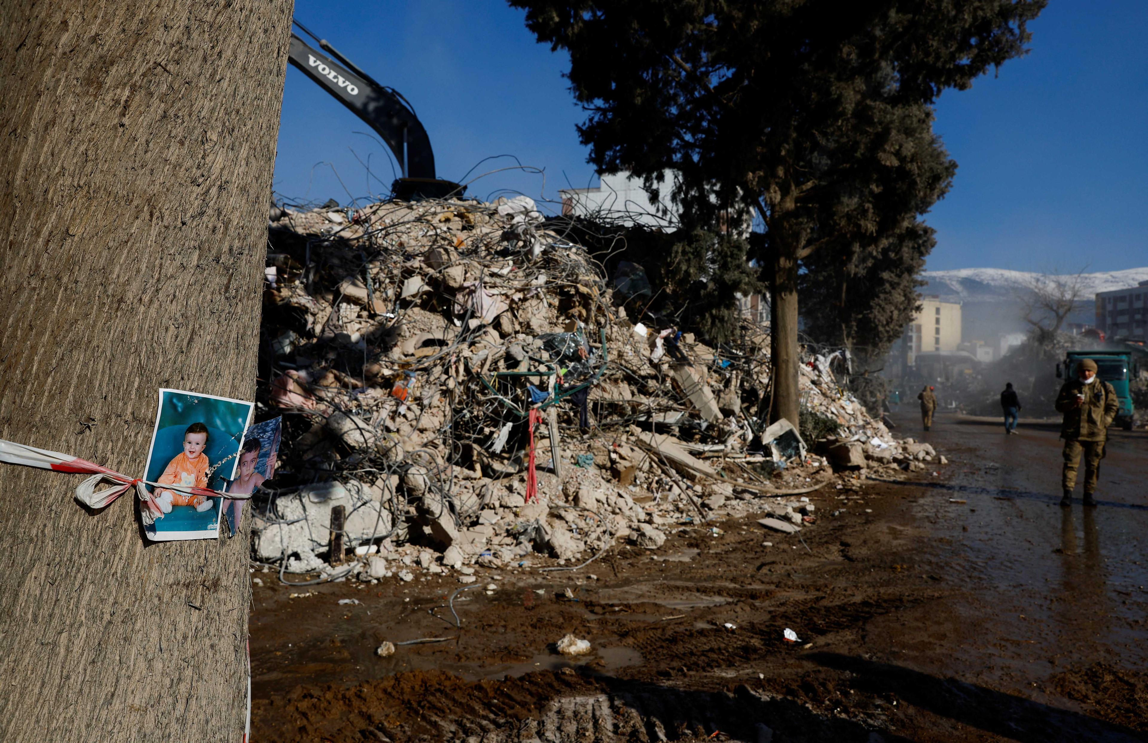 Gambar seorang bayi dilekatkan pada pokok berhampiran runtuhan bangunan, selepas gempa bumi maut di Kahramanmaras, Turkiye, 15 Februari. Gambar: Reuters