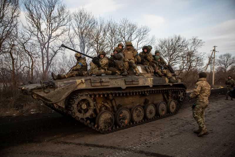 Anggota tentera Ukraine duduk di atas kenderaan tempur infantri BMP-2 di jalan raya di luar bandar Bakhmut, di tengah-tengah serangan Rusia ke atas Ukraine, di wilayah Donetsk, 11 Februari. Gambar: Reuters