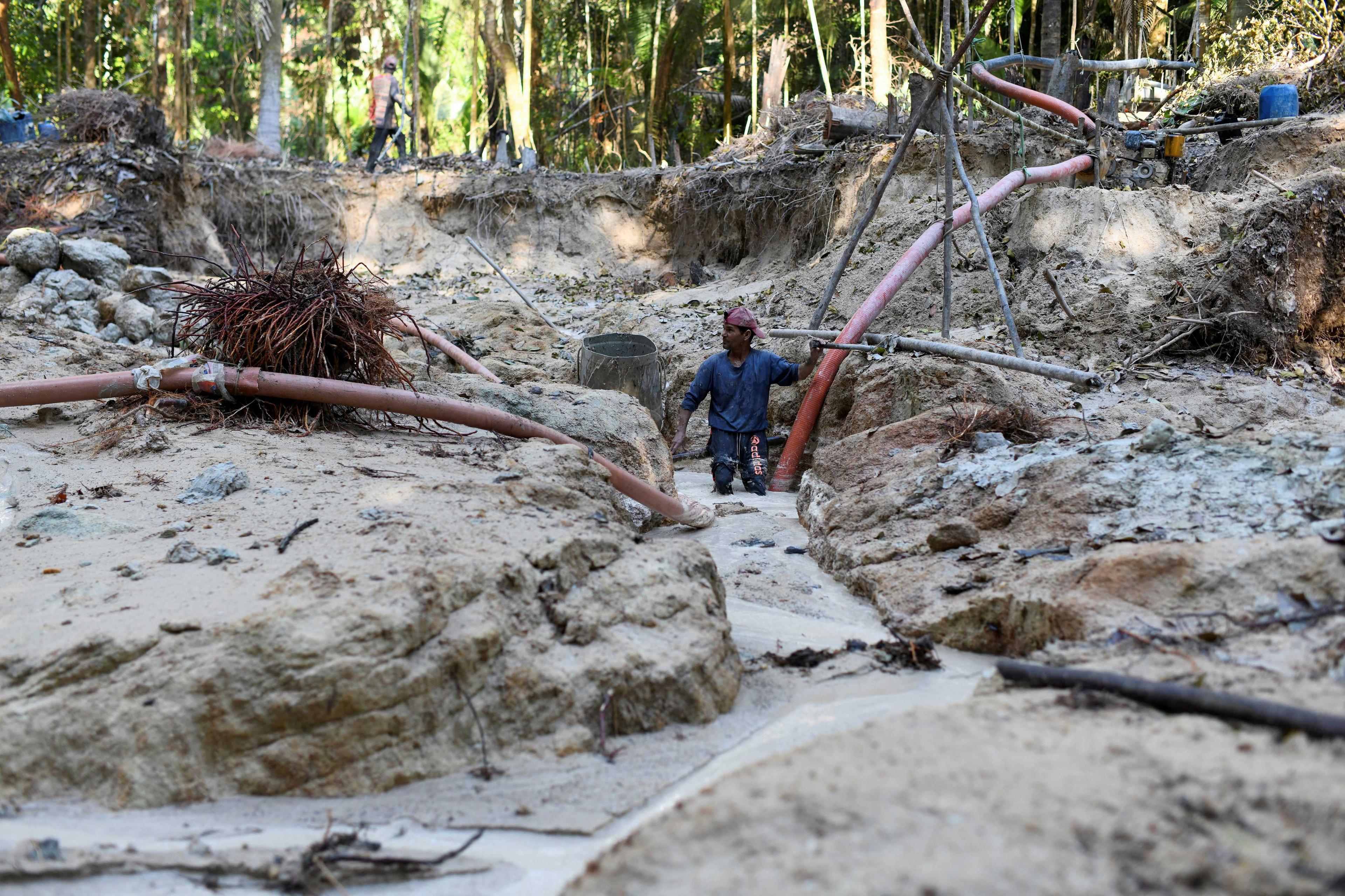A miner works in an illegal gold mine at an environmental preservation area in the Amazon rainforest, in Itaituba, Para state, Brazil Sept 3, 2021. Photo: Reuters