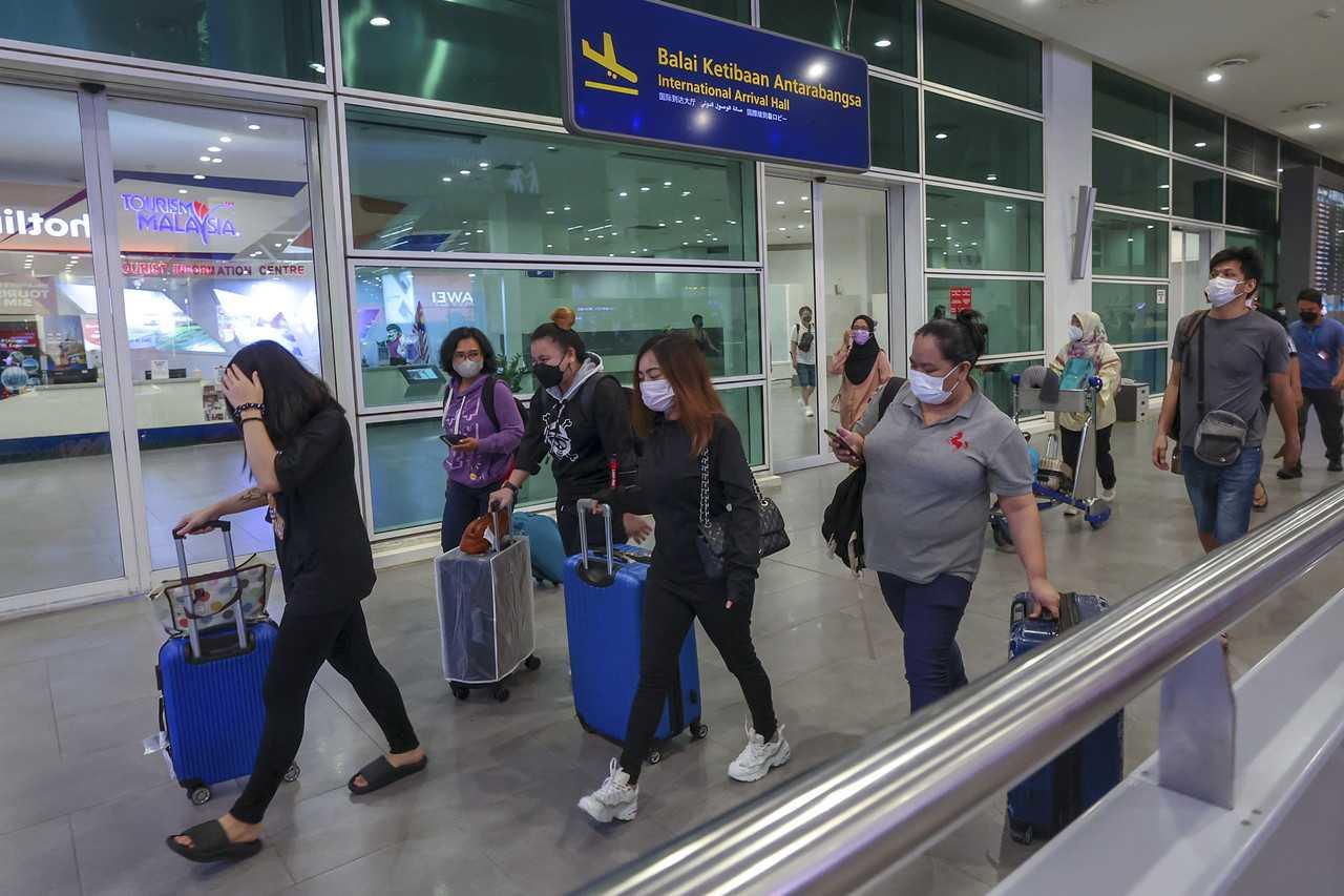 Malaysians who became victim to job scams in Cambodia arrive at klia2 in Sepang, Oct 6, 2022. Photo: Bernama