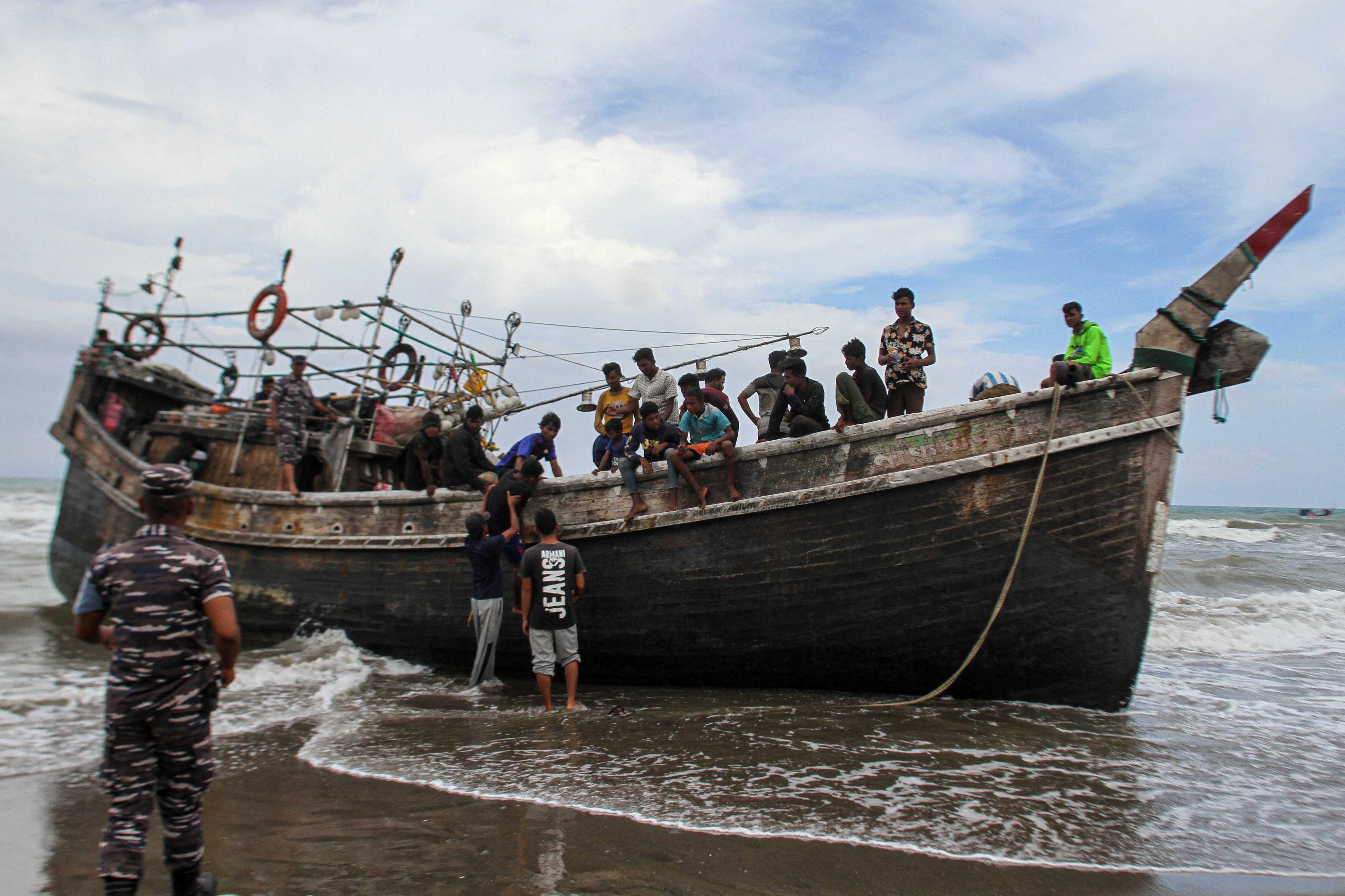 Sebuah bot hanyut yang membawa 69 masyarakat Rohingya mendarat di wilayah Aceh, Indonesia semalam. Gambar: Reuters