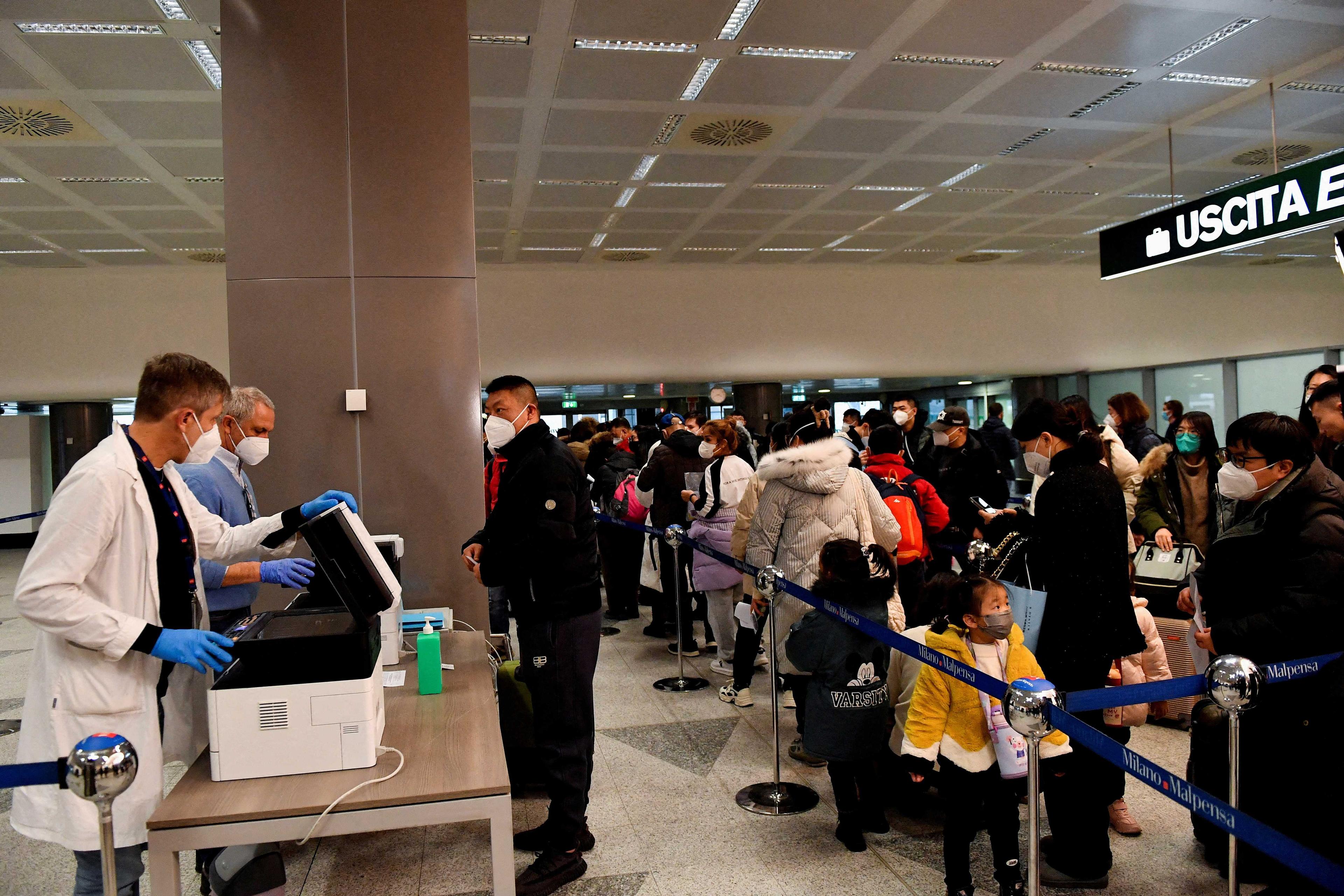 Passengers wait in a queue at the Malpensa Airport in Milan, Italy, Dec 29, 2022. Photo Reuters