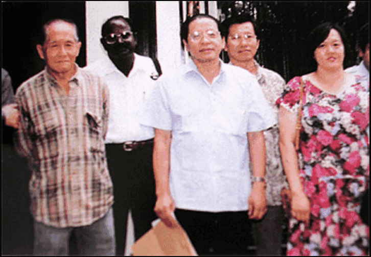 Dr Chen Man Hin with fellow DAP veteran Lim Kit Siang and others during the Nipah virus outbreak in Bukit Pelanduk, Negeri Sembilan.