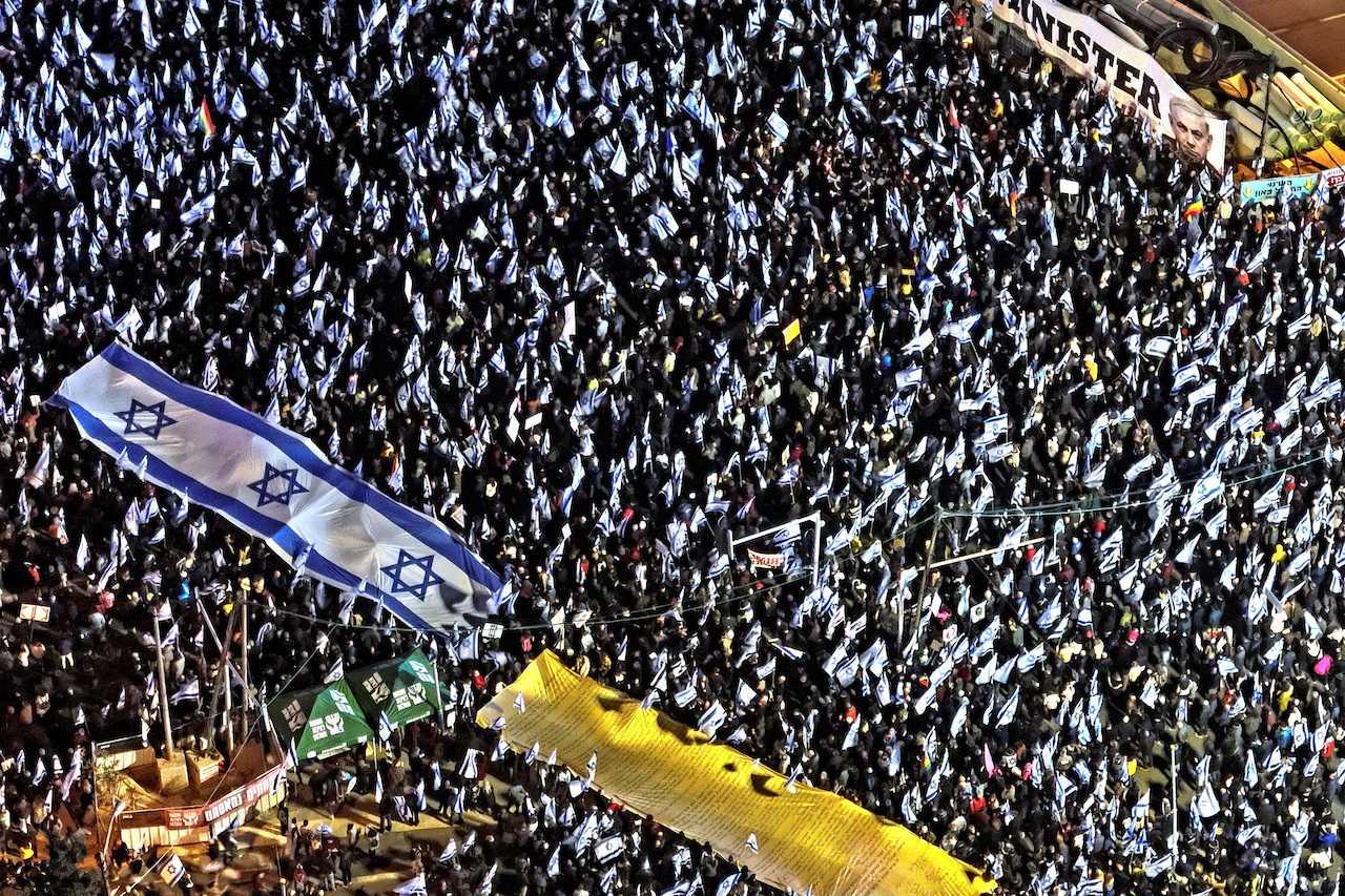 Pandangan udara menunjukkan protes terhadap kerajaan gabungan Israel pimpinan Benjamin Netanyahu dan cadangan perubahan kehakimannya untuk mengurangkan kuasa Mahkamah Agung, di Tel Aviv, Israel, 18 Februari. Gambar: Reuters