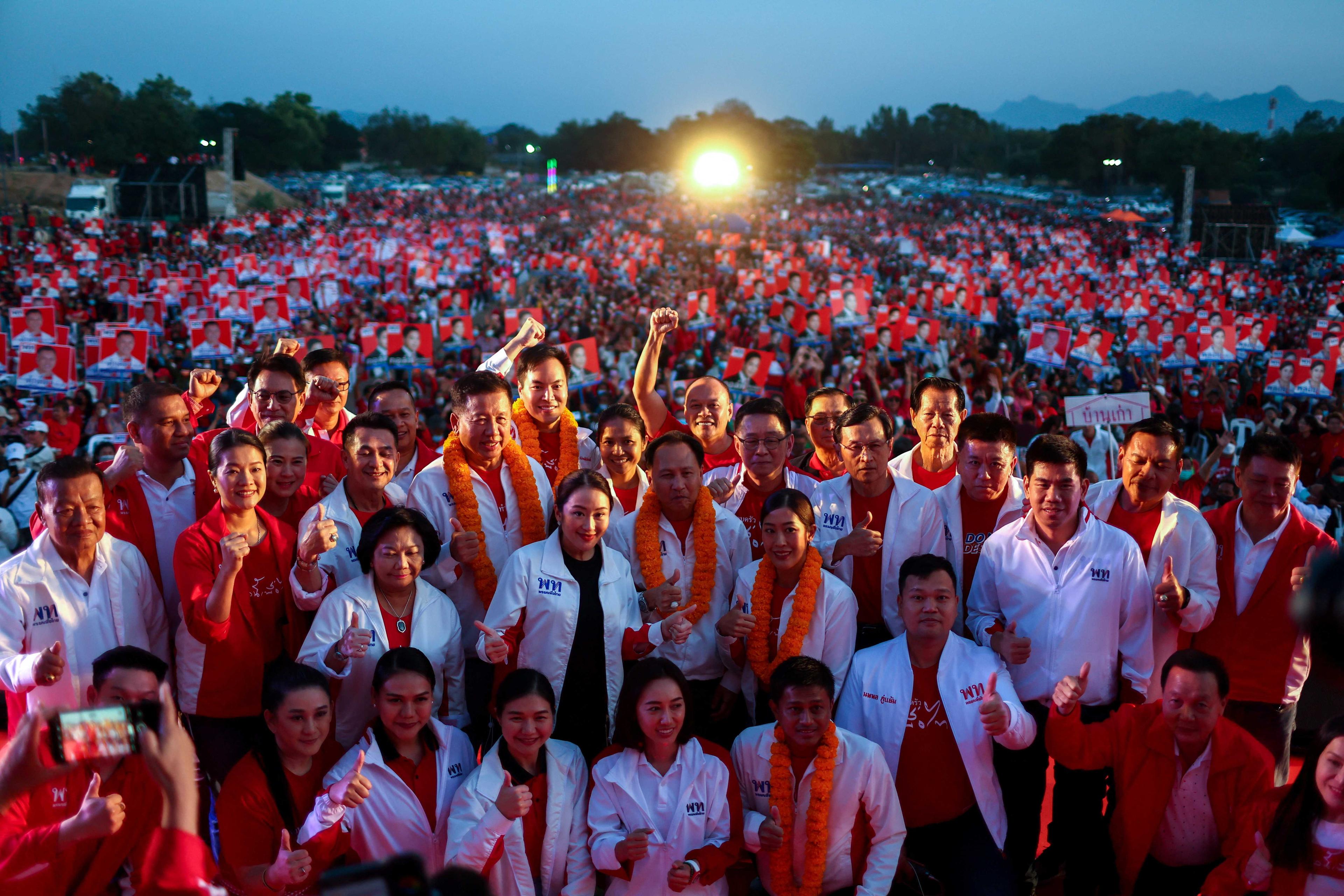 Paetongtarn Shinawatra poses with other members of parliament candidates during a general election campaign in Kanchanaburi province, Thailand, Jan 29. Photo: Reuters