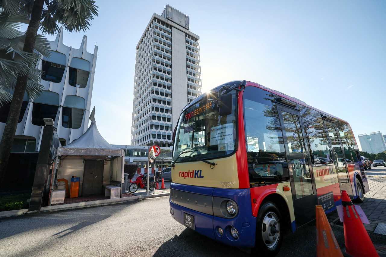 Bas RapidKL secara percuma dari Balai Pelepasan Express Rail Link (ERL) Kuala Lumpur Sentral ke bangunan Parlimen yang dilancarkan oleh Menteri Pengangkutan Anthony Loke hari ini. Gambar: Bernama