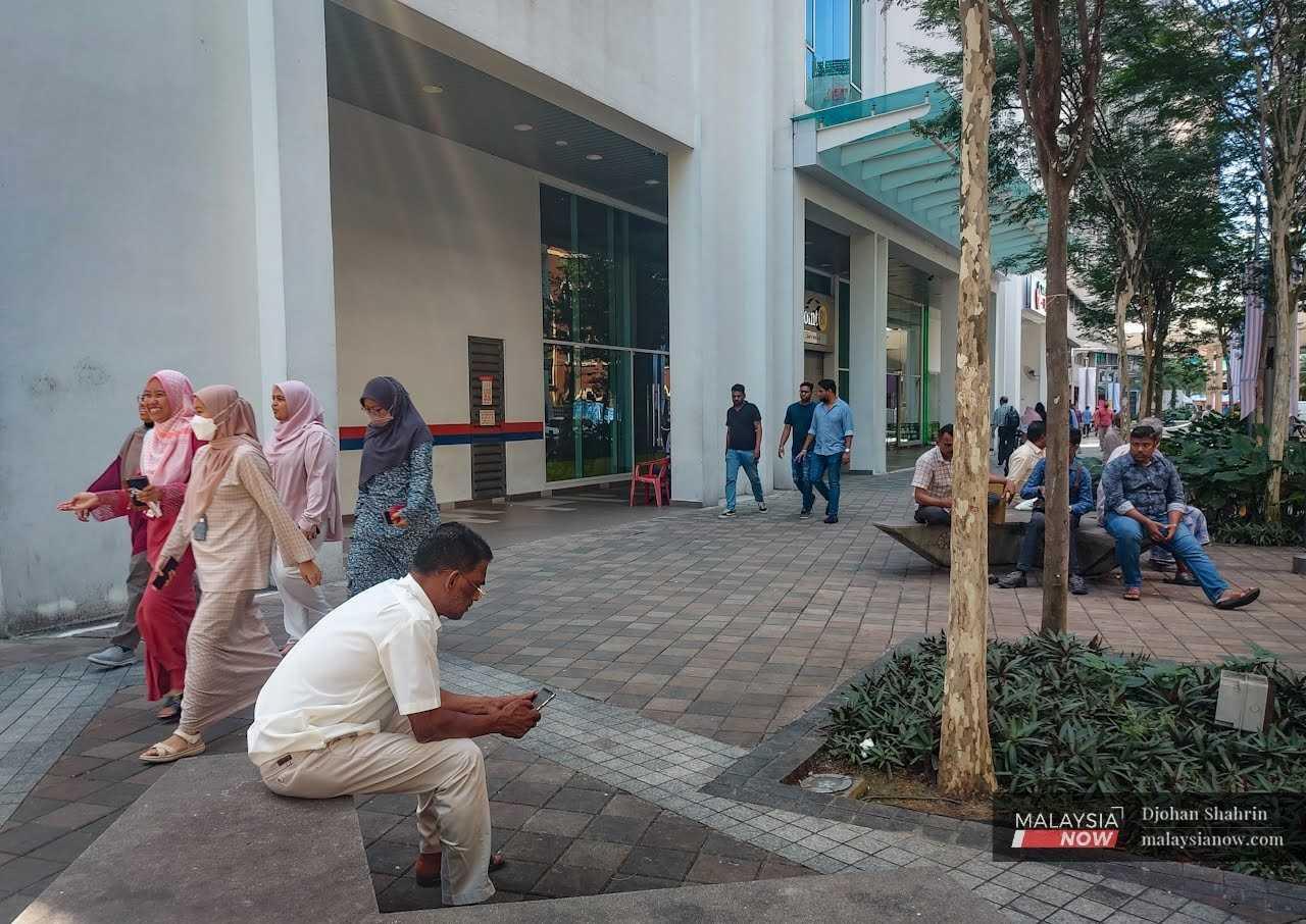 Orang ramai di sekitar Masjid India, Kuala Lumpur, 16 Februari.