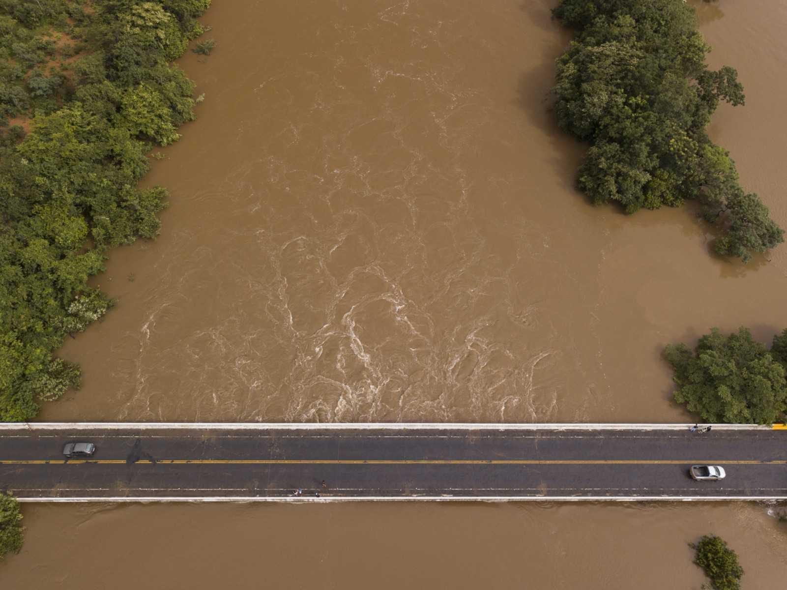 Pemandangan udara menunjukkan jambatan di sempadan perbandaran Diamantina dan Olhos D’Agua di Minas Gerais, Brazil hampir ditenggelami air banjir pada 28 Januari 2020. Gambar: AFP