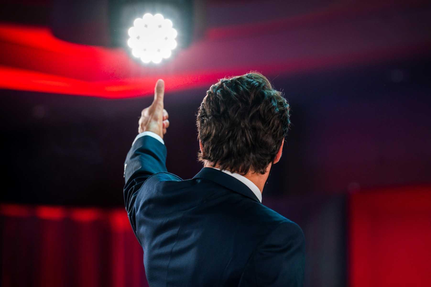 Perdana Menteri Kanada Justin Trudeau memberikan tanda bagus ketika tiba untuk menyampaikan ucapan kemenangannya selepas pilihan raya parlimen di Hotel Fairmount Queen Elizabeth di Montreal, Quebec, 21 September 2021. Gambar: AFP