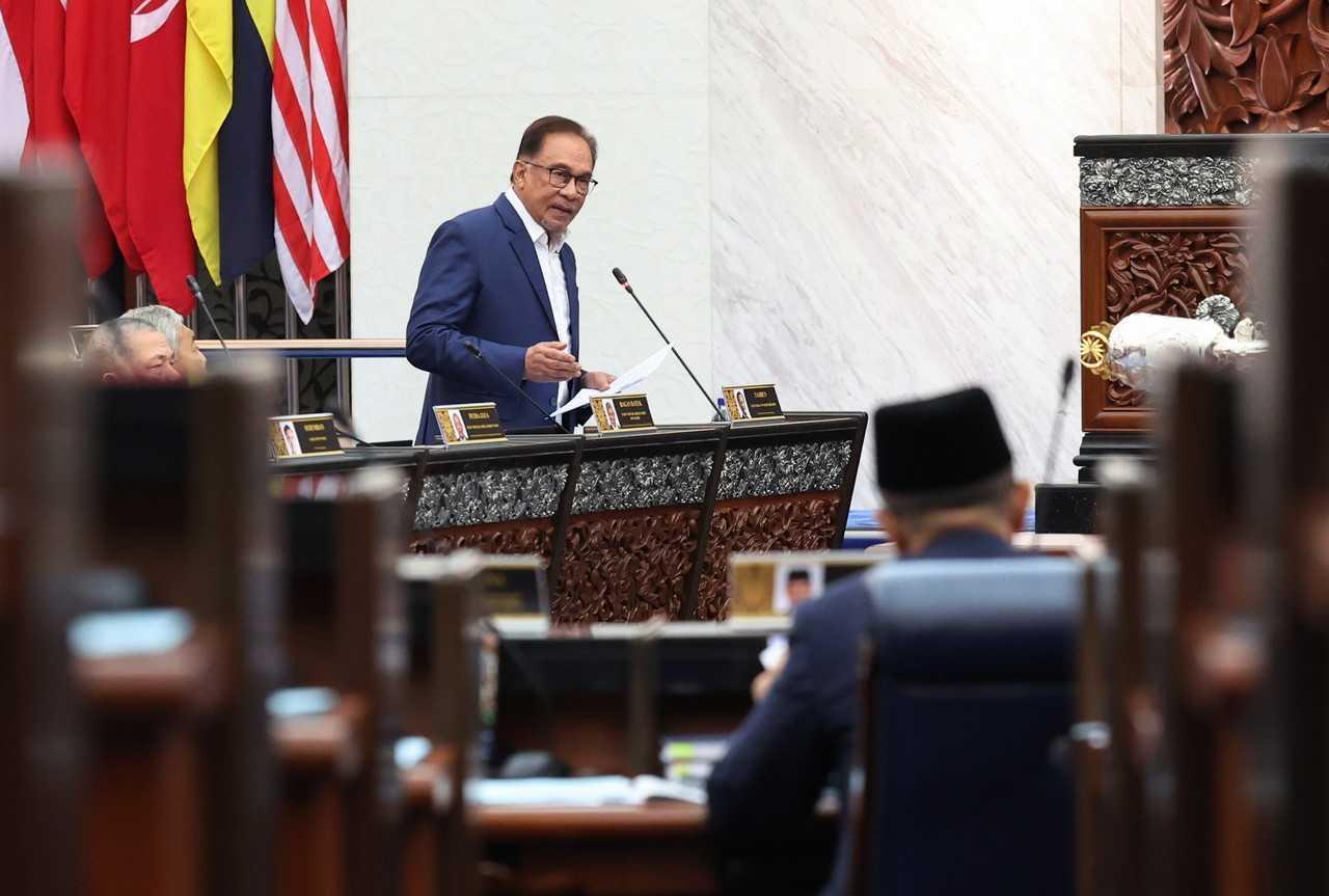 Perdana Menteri Anwar Ibrahim ketika Mesyuarat Pertama Penggal Kedua Parlimen Ke-15 di Dewan Rakyat, 14 Februari. Gambar: Bernama