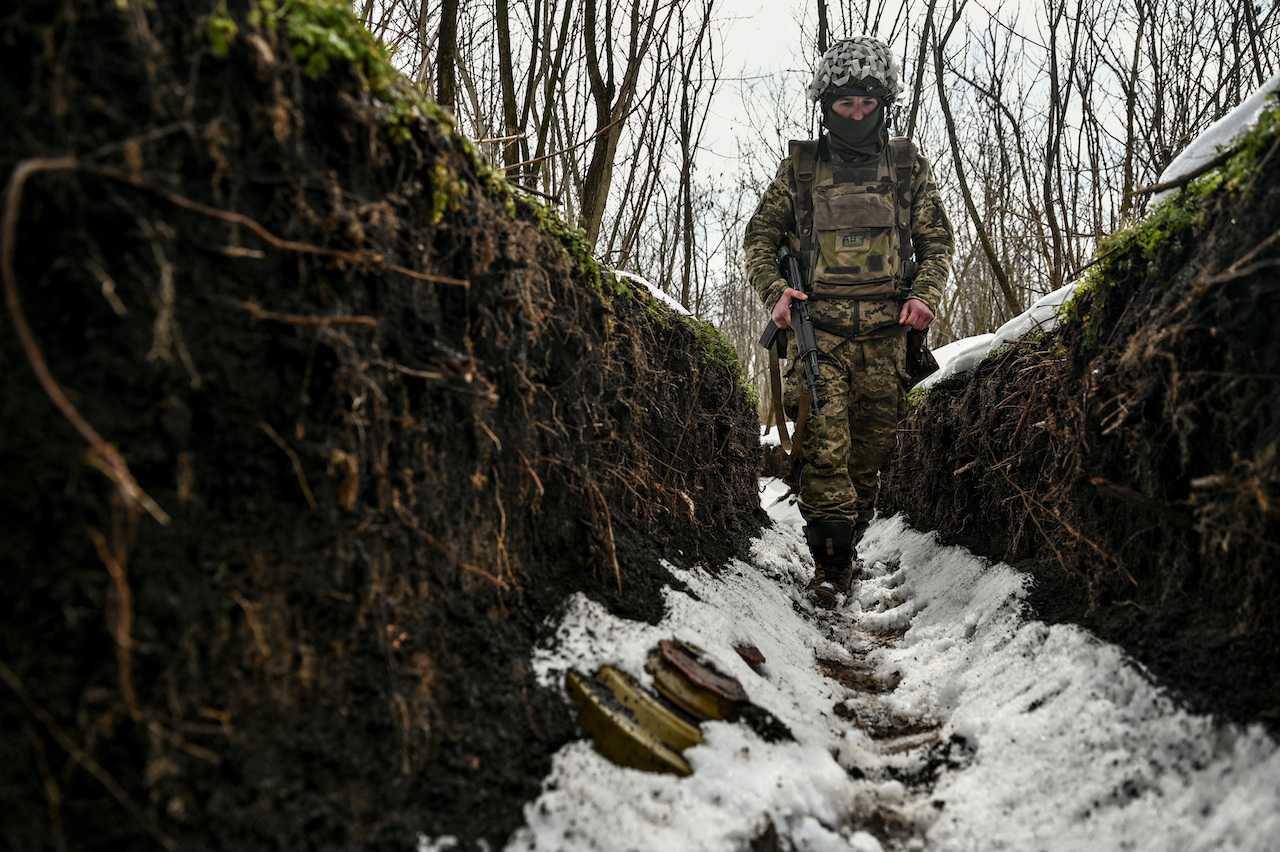 A Ukrainian serviceman walks inside a trench at a position near a frontline, amid Russia's attack on Ukraine, in Zaporizhzhia region, Ukraine, Feb 19. Photo: Reuters