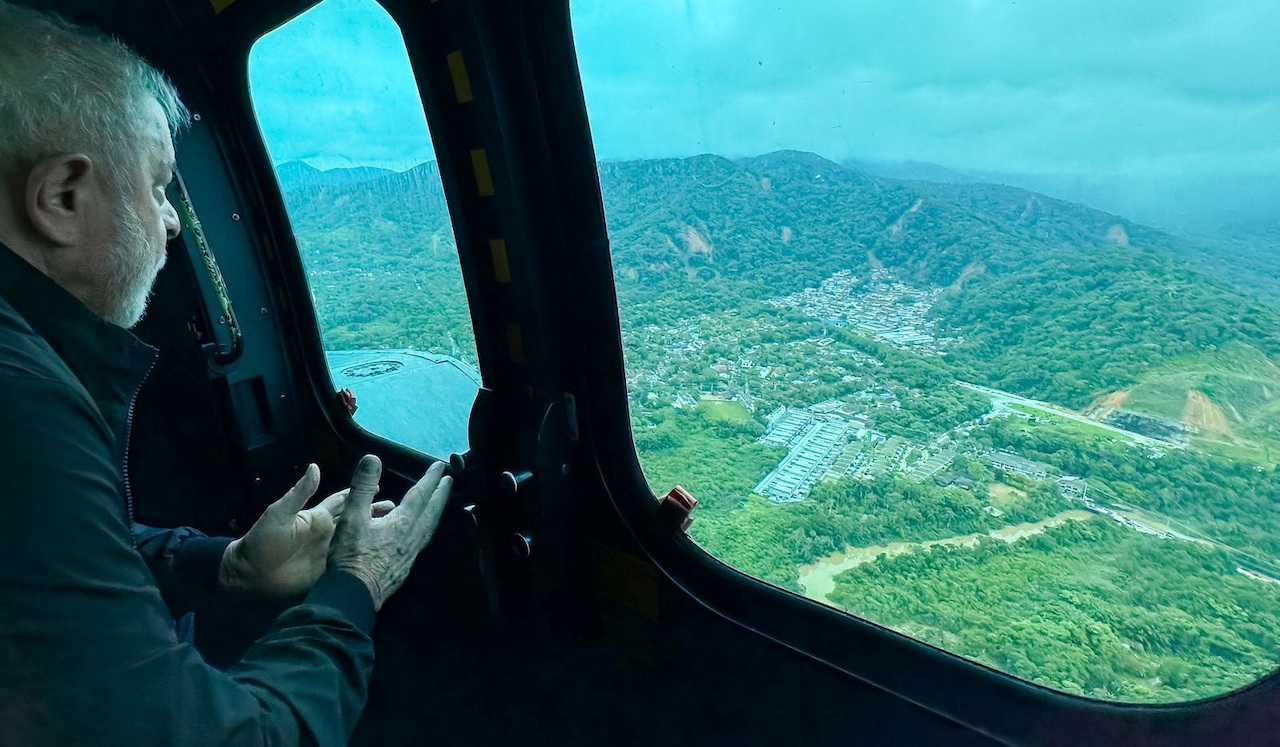 Brazil's President Luiz Inacio Lula da Silva flies in a helicopter over affected areas after torrential rain caused flooding and landslides in Sao Sebastiao, Sao Paulo, Brazil, Feb 20. Photo: Reuters