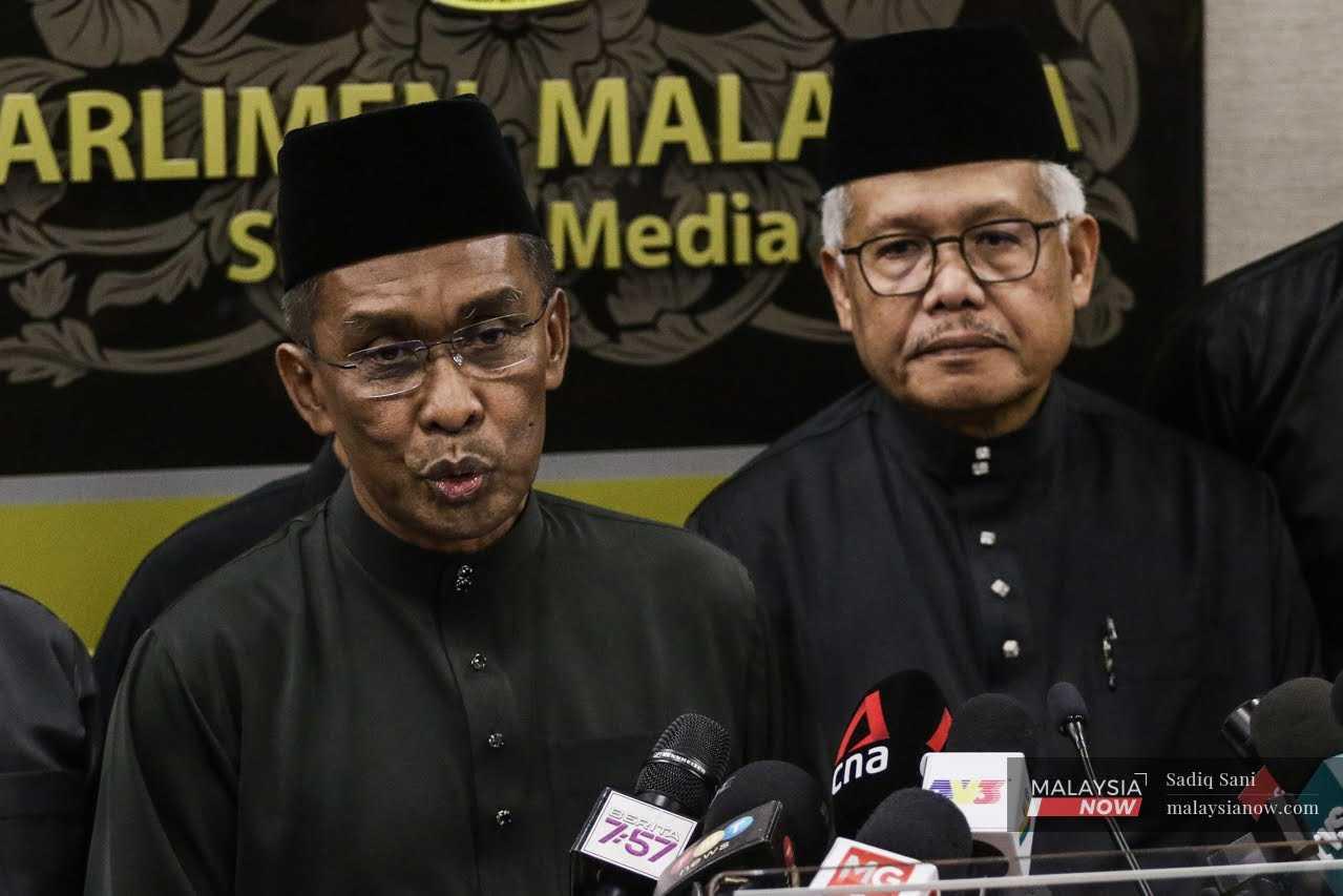 Ahli Parlimen Kota Bharu Takiyuddin Hassan (kiri), 19 Disember 2022.