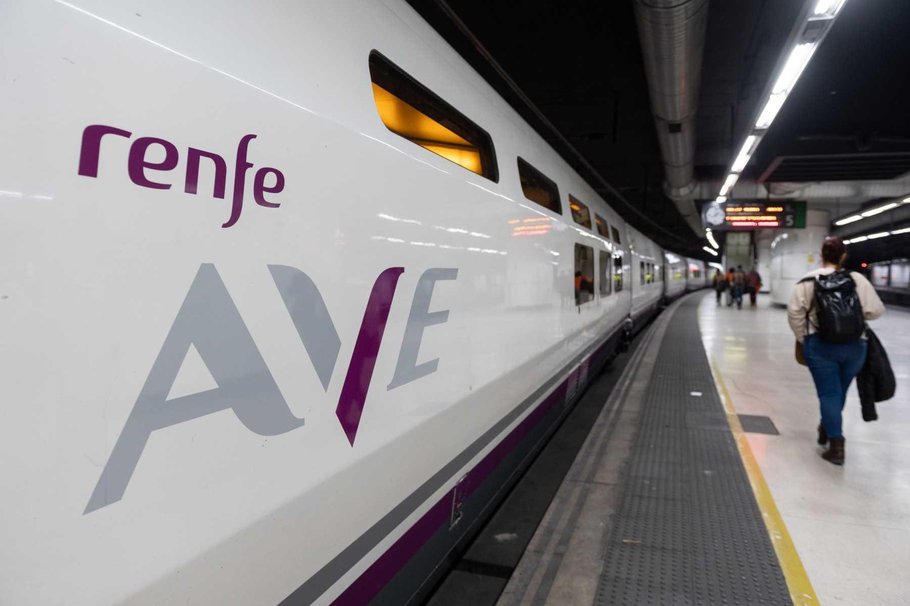 Penumpang berjalan di sebelah kereta api berkelajuan tinggi AVE di stesen Barcelona-Sants, Barcelona pada 13 Februari. Gambar: AFP