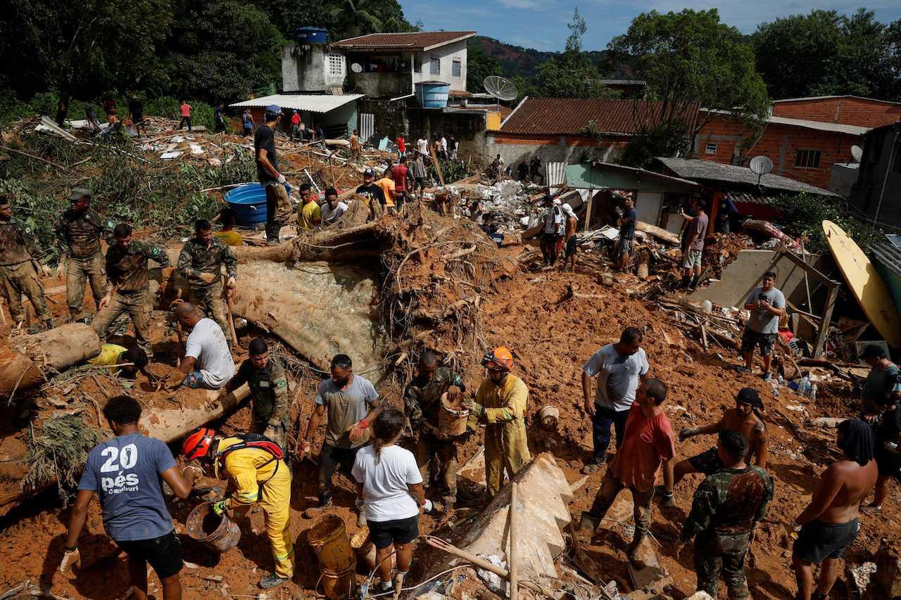 Volunteers and firefighters work to find victims in one of the landslides sites after severe rainfall at Barra do Sahy in Sao Sebastiao, Brazil, Feb 21. Photo: Reuters