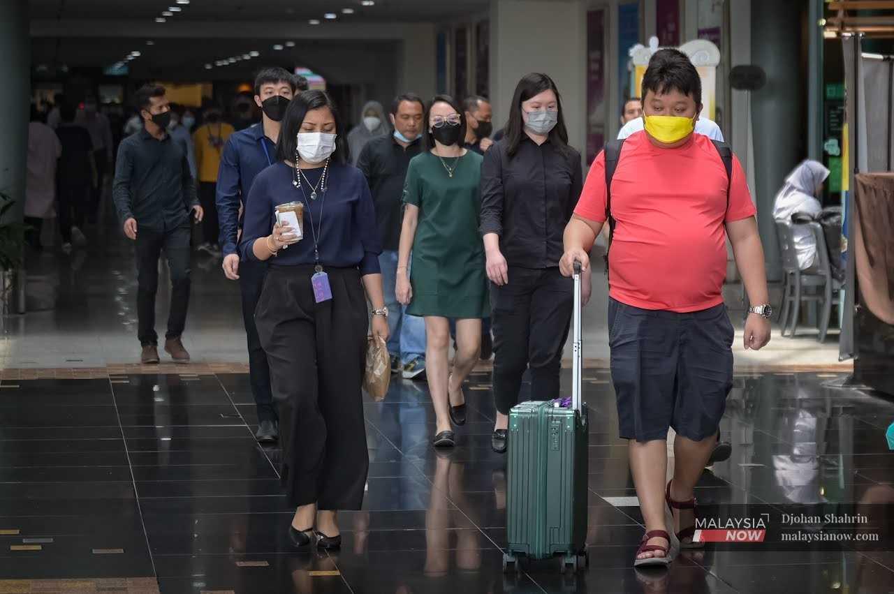 Kebanyakan orang ramai masih mengamalkan pemakaian pelitup muka semasa berada di dalam premis walaupun kerajaan melonggarkan syarat pemakaian pelitup muka di tempat awam.