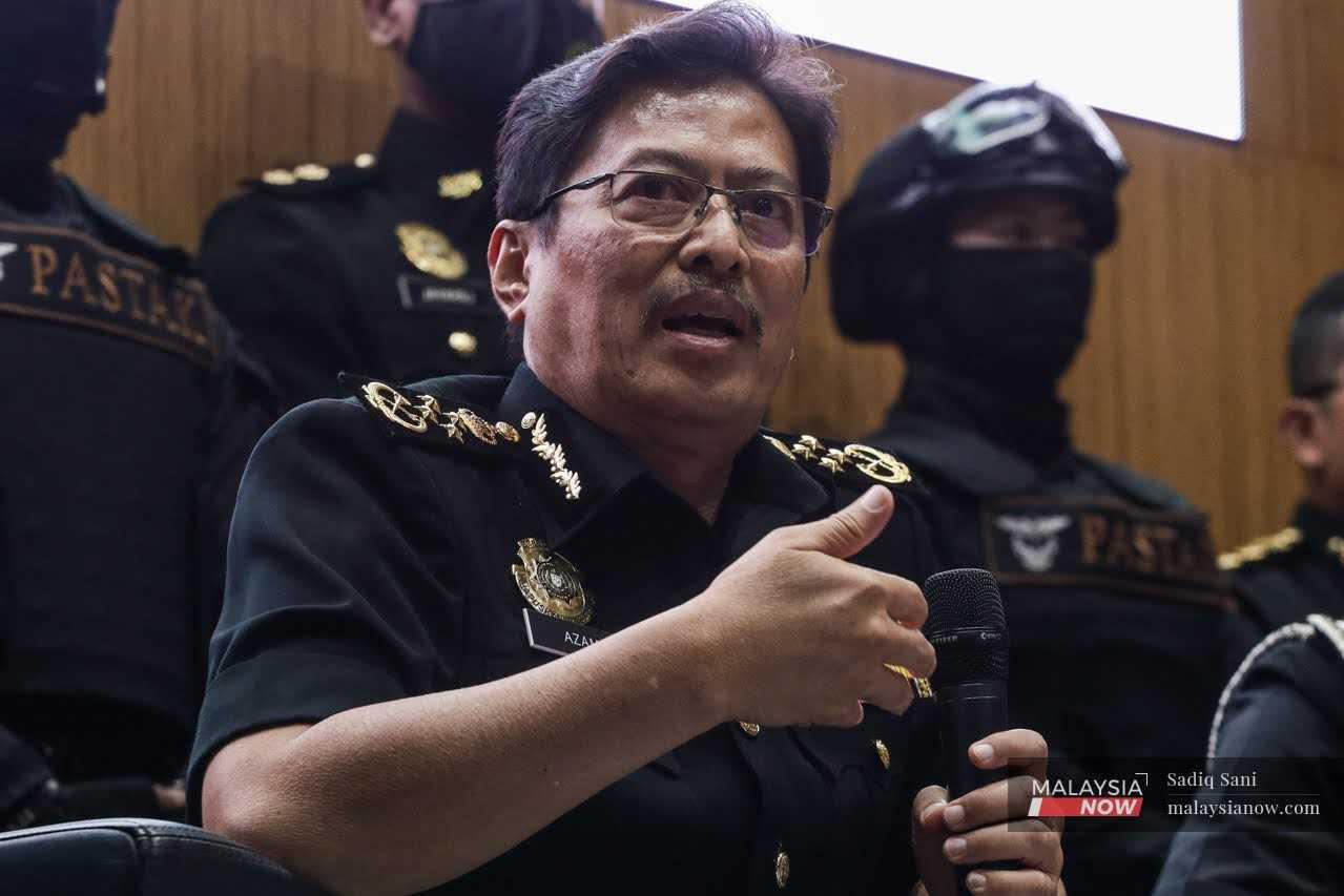 Ketua Pesuruhjaya SPRM Azam Baki berucap dalam sidang media mengenai kejayaan Ops Tropicana membongkar sindiket penipuan pelaburan dalam talian di Putrajaya, 23 Februari.
