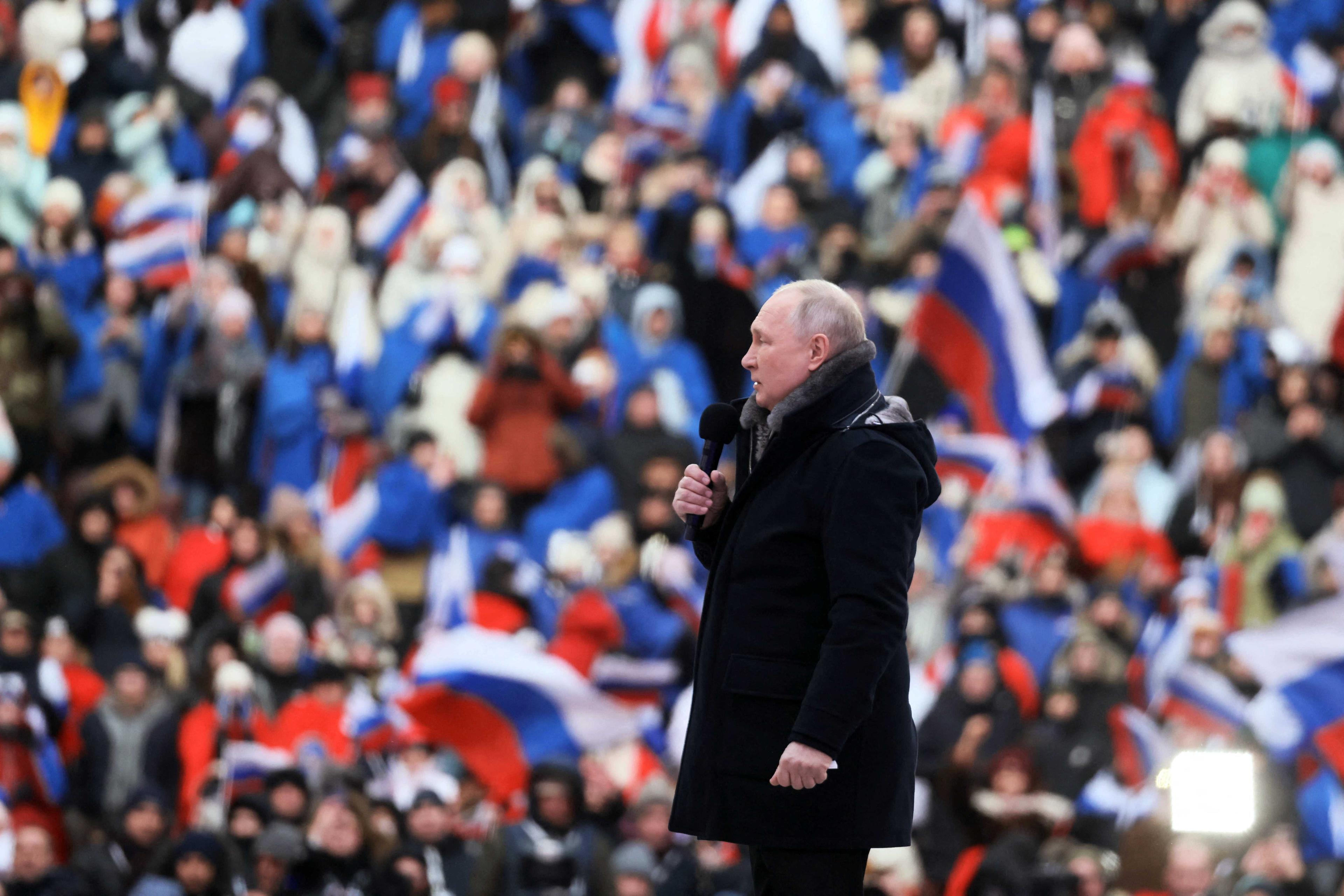 Presiden Rusia Vladimir Putin menghadiri konsert khas buat anggota perkhidmatan Rusia yang terlibat dalam kempen ketenteraan di Ukraine, pada malam Hari Pembela Tanah Air di Stadium Luzhniki di Moscow, 22 Februari. Gambar: Reuters