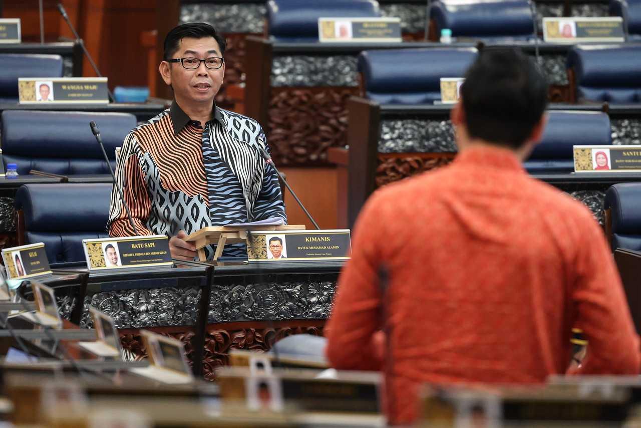 Deputy Foreign Minister Mohamad Alamin speaks in the Dewan Rakyat, Feb 23. Photo: Bernama